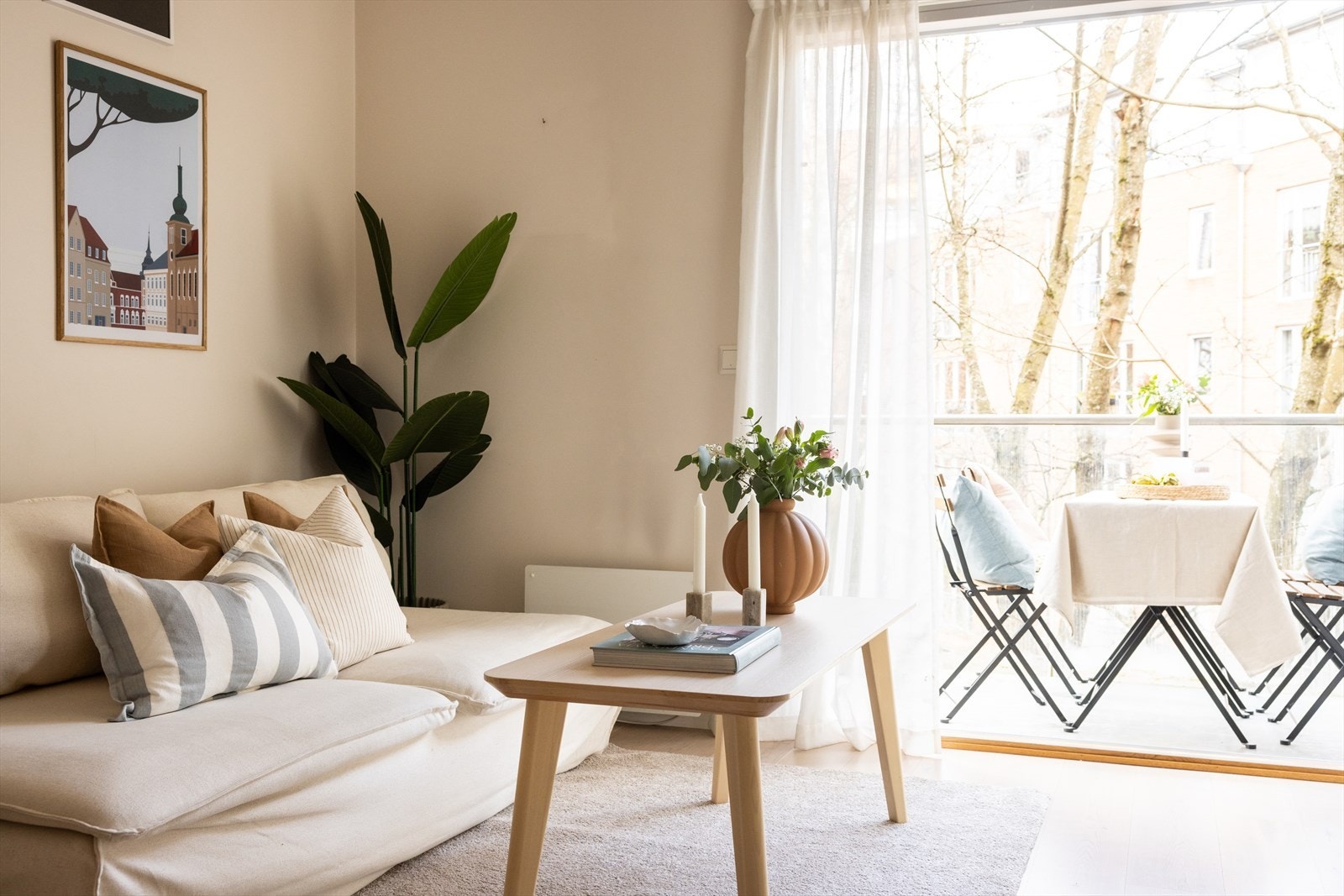 Leiligheten har en moderne og god standard fra byggeår, med en gjennomgående planløsning, store vindusflater, masse lys og en hyggelig balkong med frodig utsyn. Galleribilde