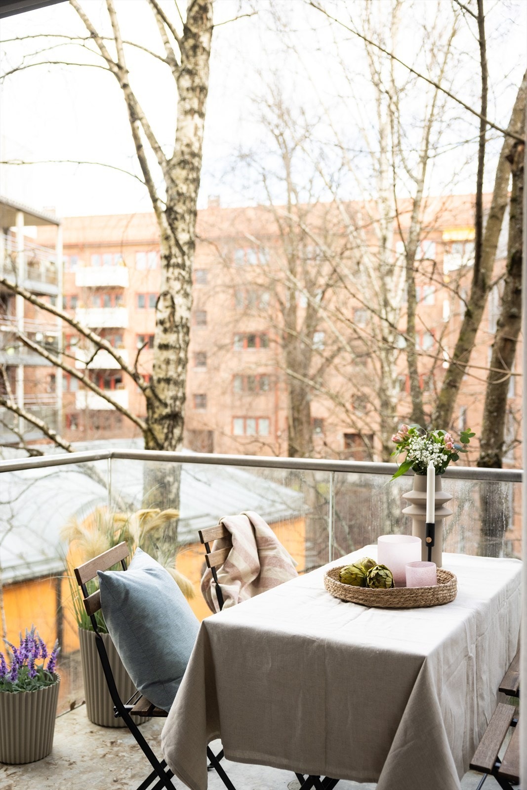 På sommerstid er det flott og frodig utsyn mot trærne i bakgården. Galleribilde