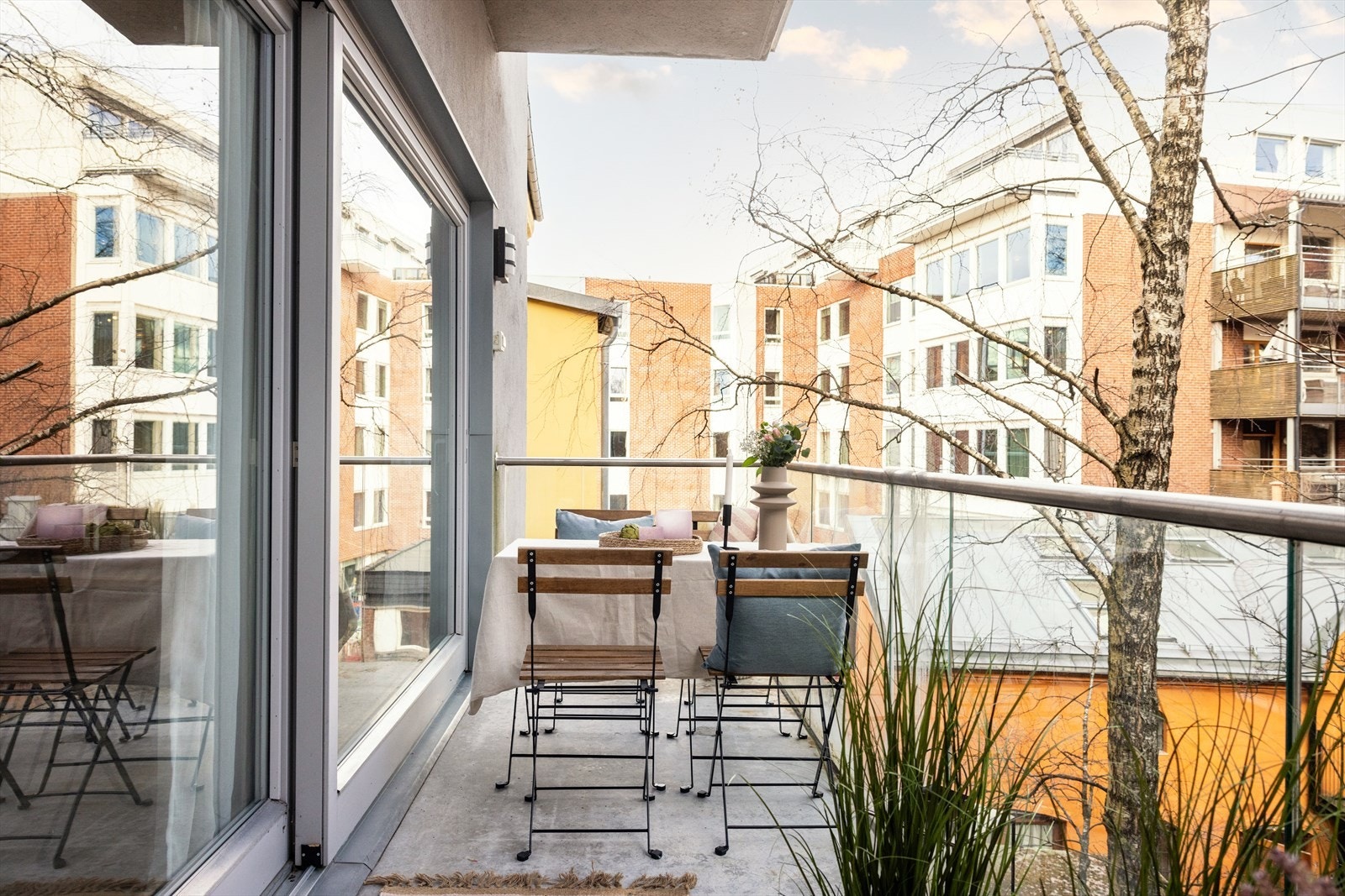 Balkongen er på ca. 6kvm og har plass til sittegruppe, bord og grill! Galleribilde