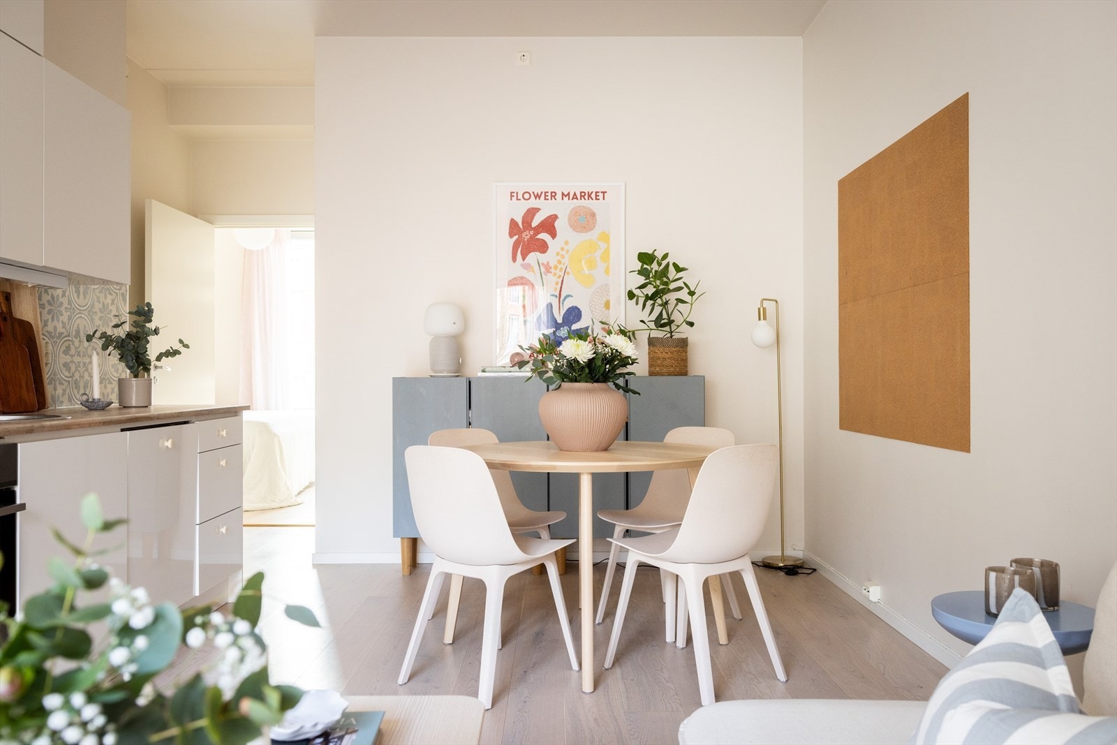 Lys og luftig stue med overflater i lyse farger og parkett på gulv. Galleribilde