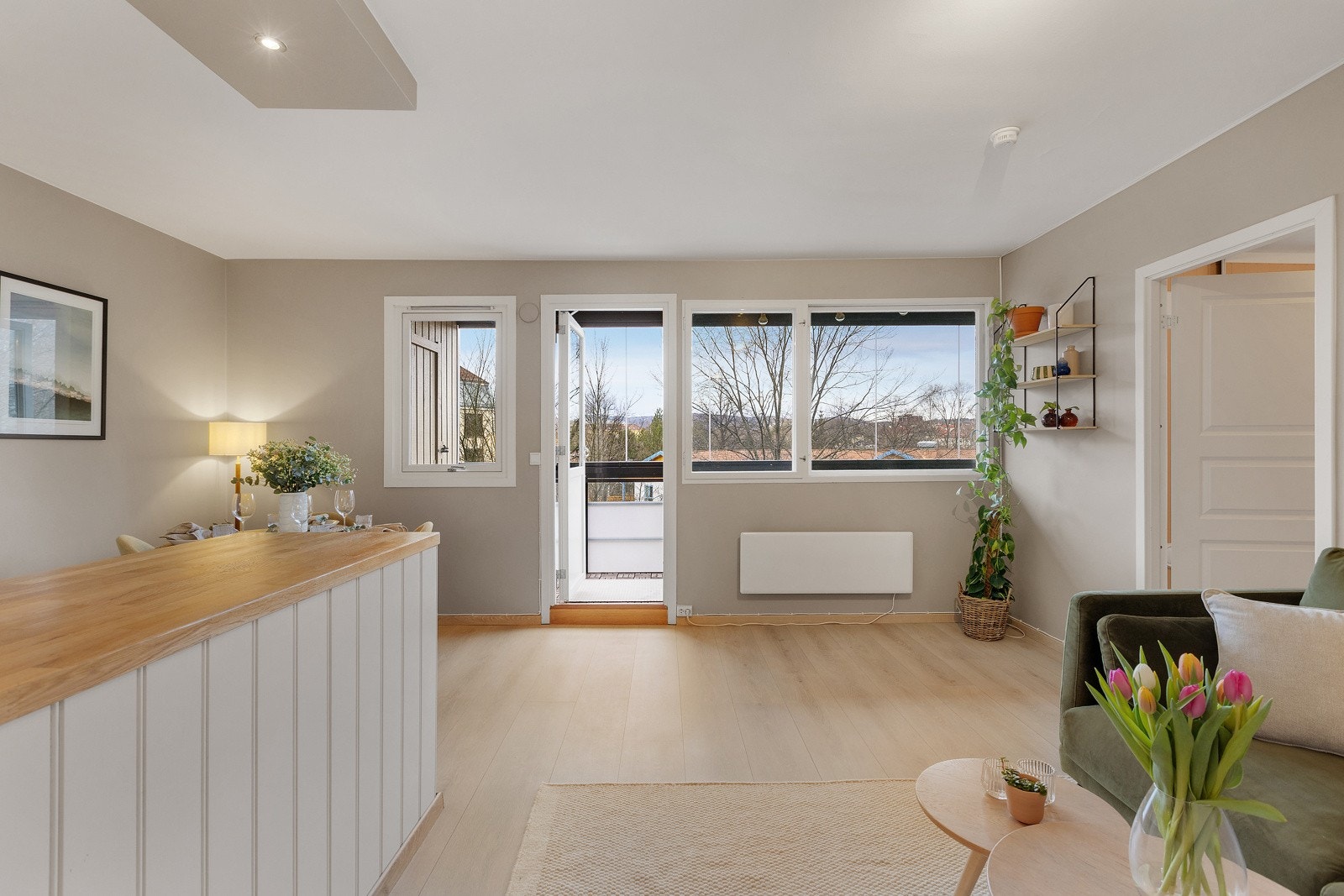 De store vindusflatene slipper inn rikelig med naturlig lys i boligen. Galleribilde