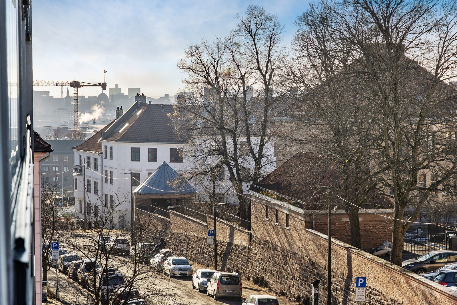 Kjempefin utsikt fra balkongen utover det rolige området. Galleribilde