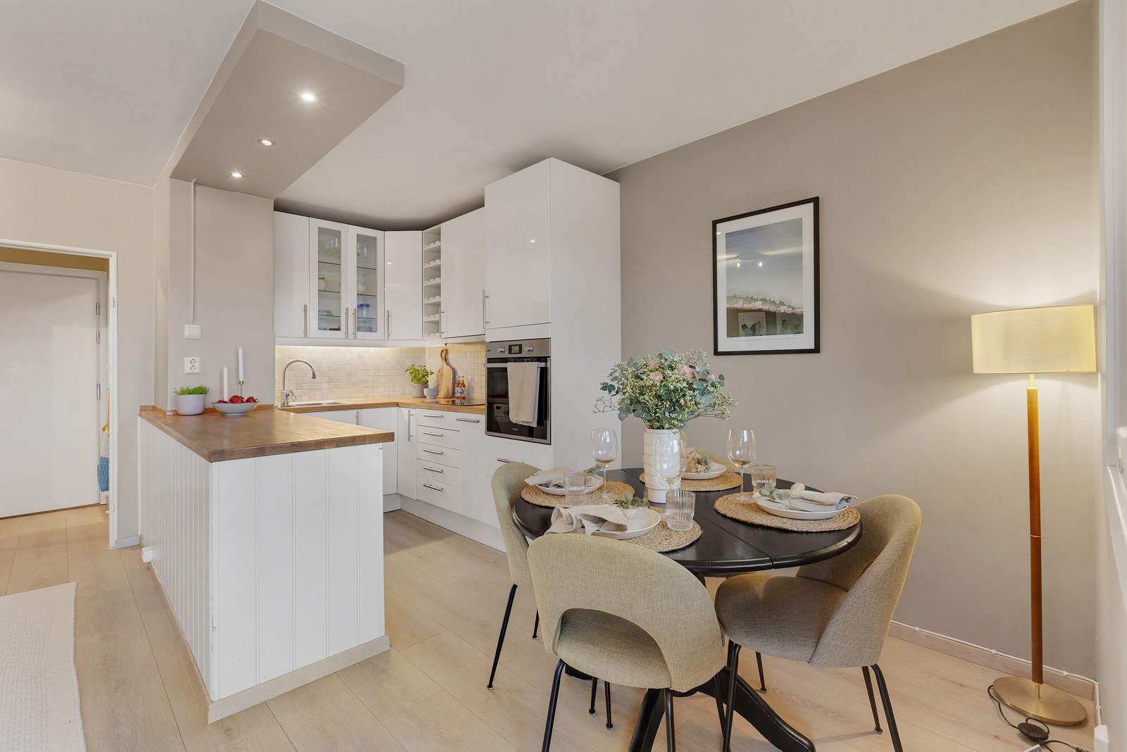 Leiligheten oppleves romslig og luftig. Galleribilde