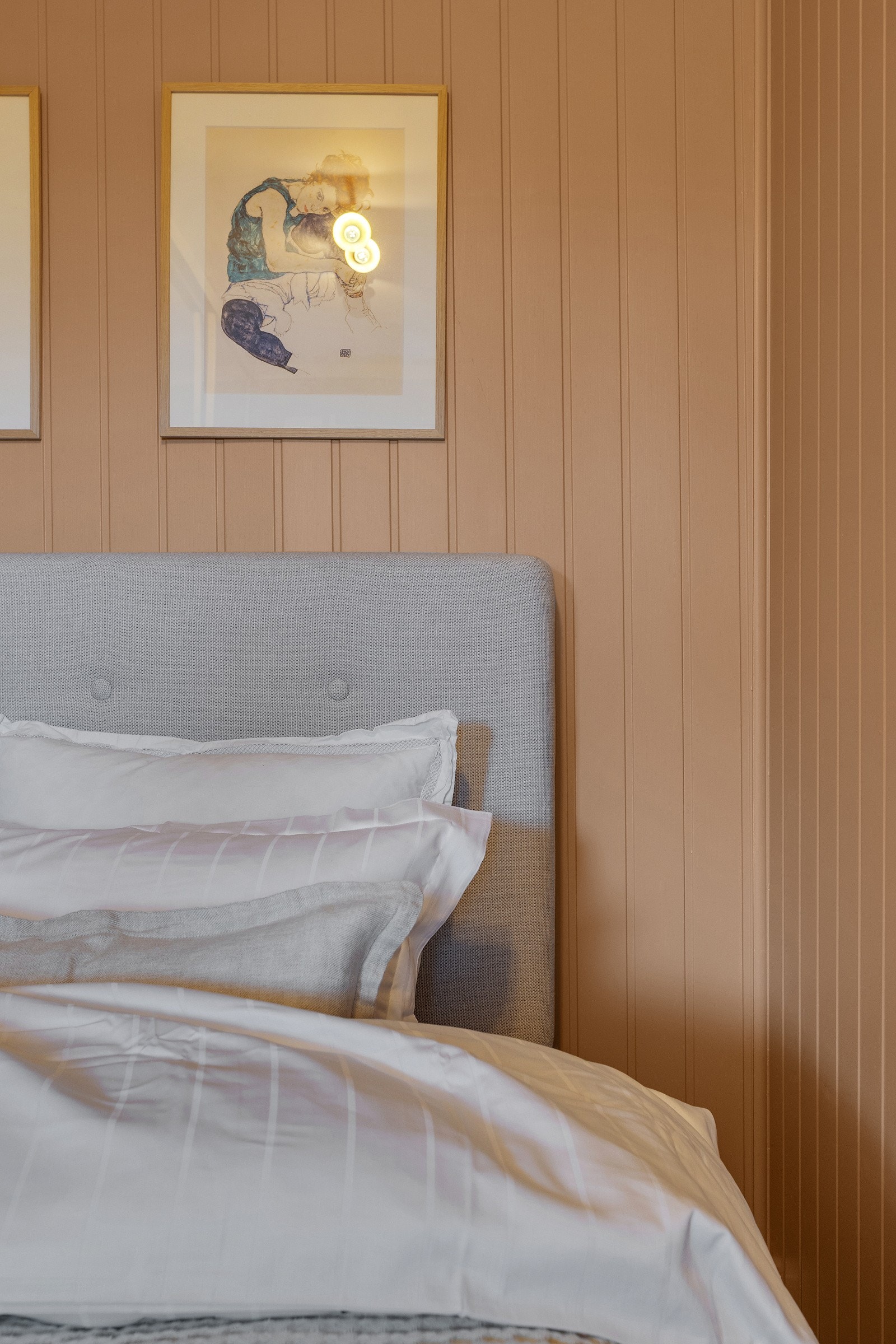 Soverommet har malte panelplater i en behagelig fargetone og gulvet har enstavs laminat. Galleribilde