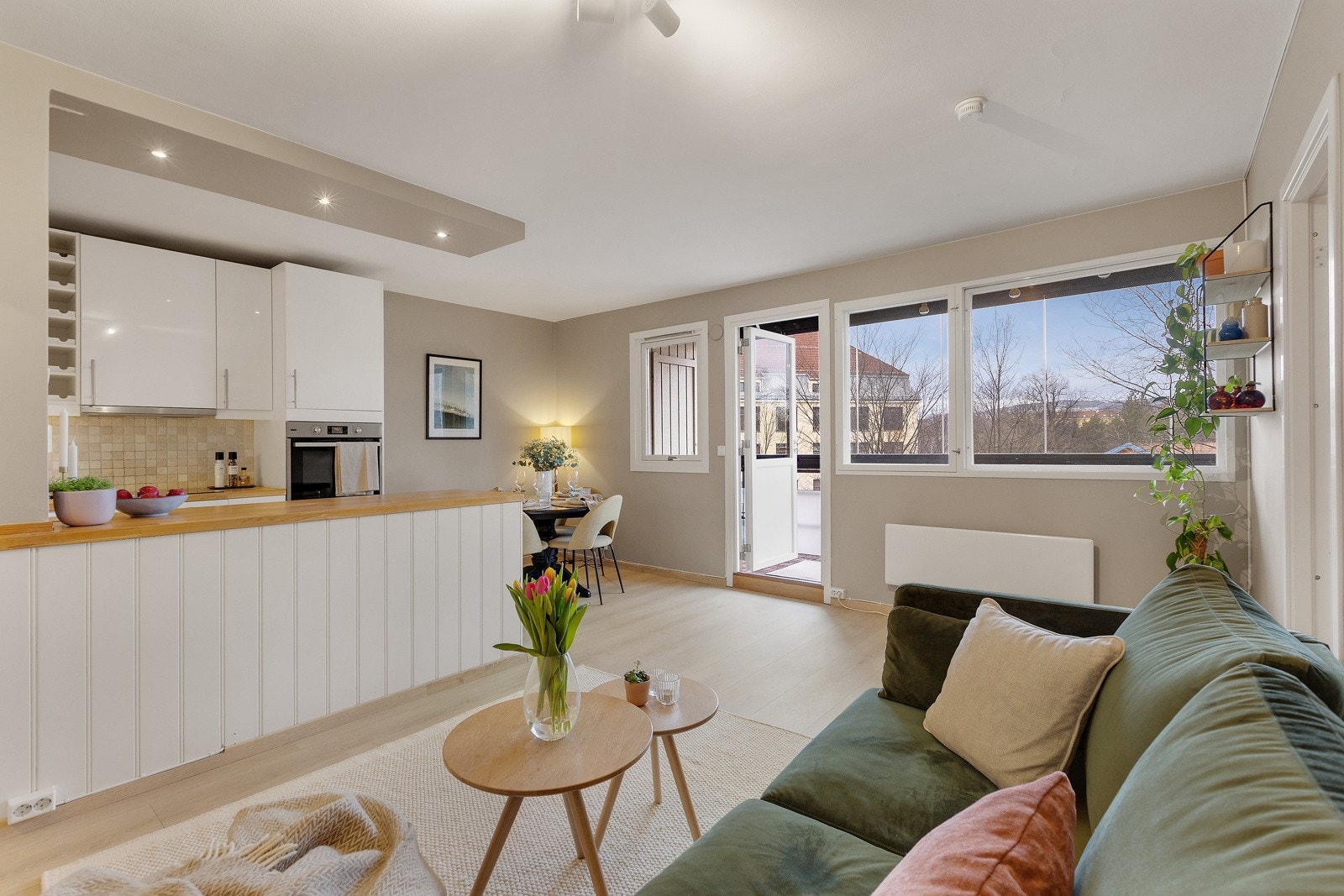 Leiligheten har et stort oppholdsrom med mye gulvplass og ingen innsyn. Galleribilde