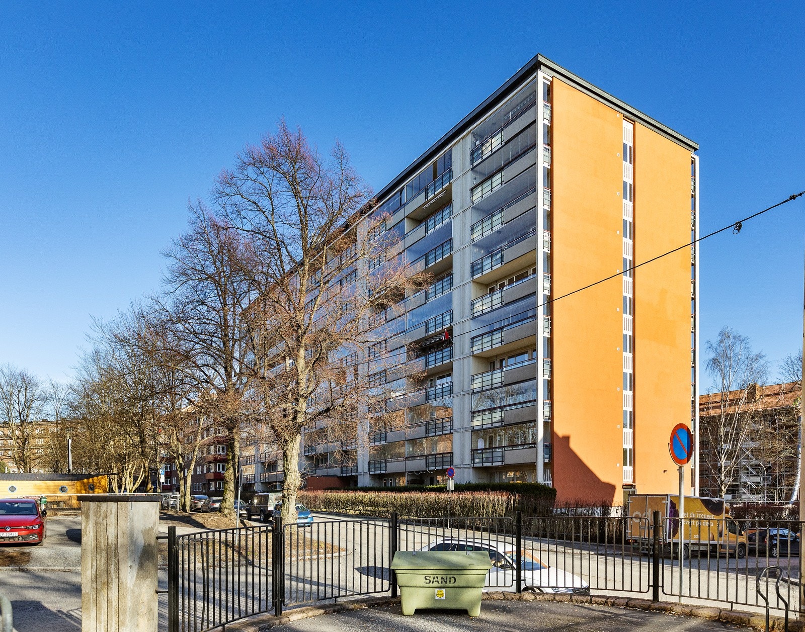 Borettslaget disponerer 15 garasjeplasser og 56 utendørs parkeringsplasser som leies ut etter venteliste.Borettslaget disponerer 15 garasjeplasser og 56 utendørs parkeringsplasser som leies ut etter venteliste. Alle utendørs p-plasser har lademuligheter. Galleribilde