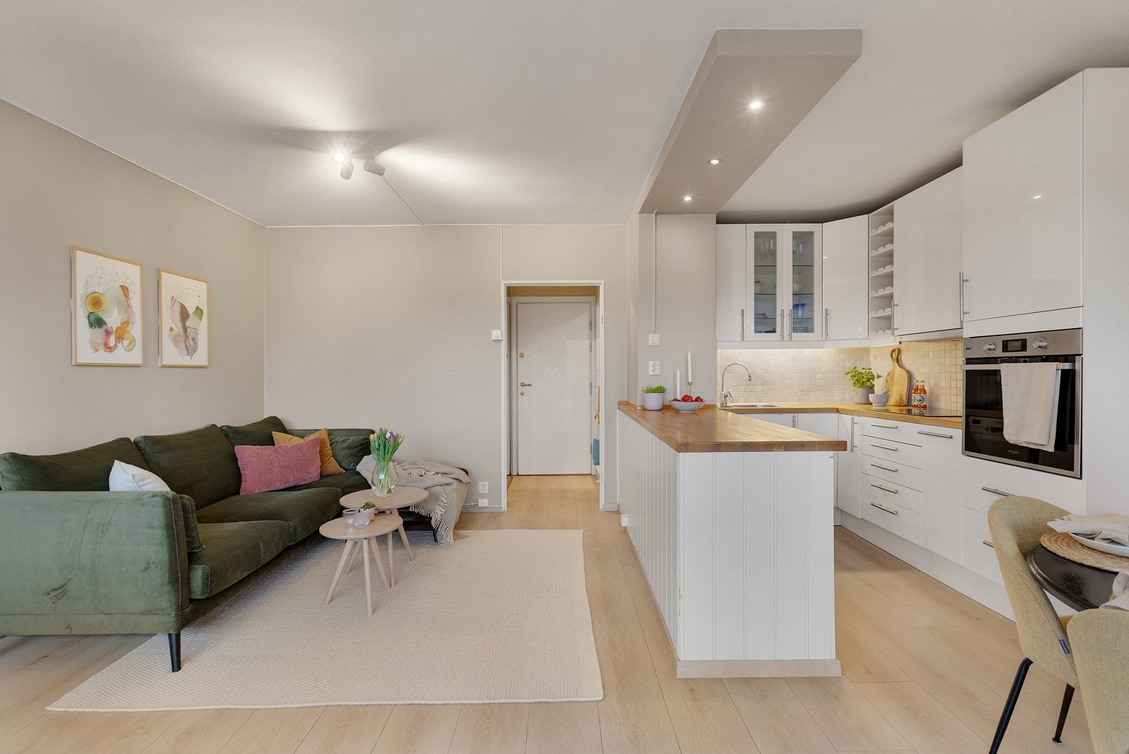 Stuen har god plass til sofa, tv-seksjon, oppbevaringsmøbler og spisebord tilknyttet kjøkkenet. Galleribilde