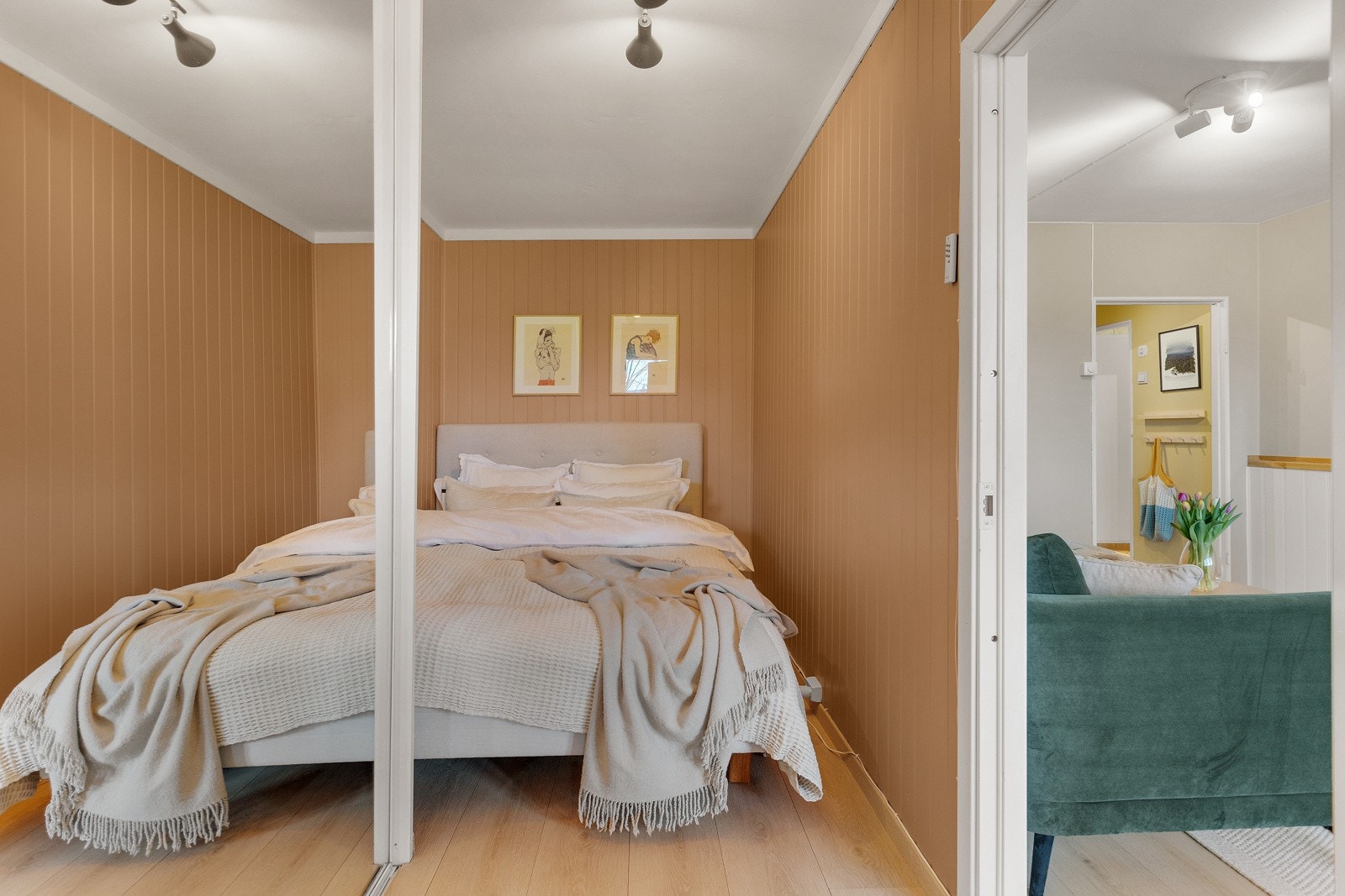 Lyst og hyggelig soverom med god plass til dobbeltseng. Galleribilde