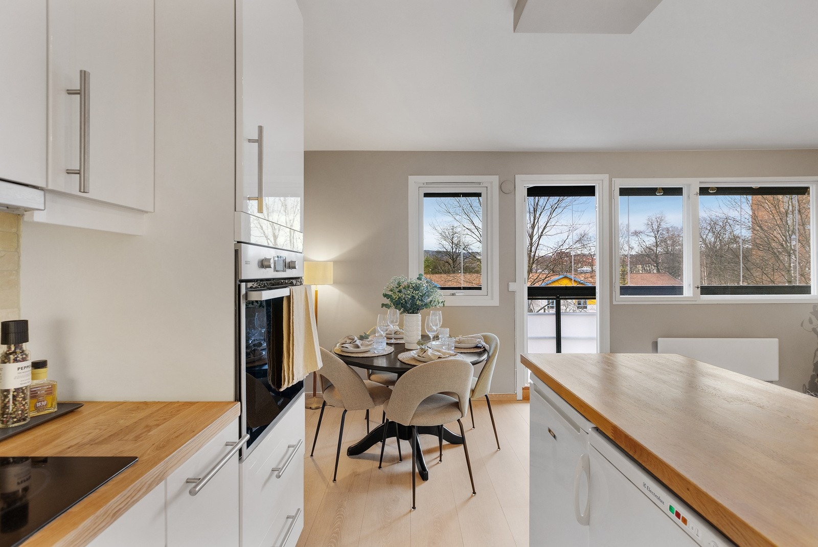 Kjøkkenet har integrert stekeovn, platetopp og oppvaskmaskin. Galleribilde