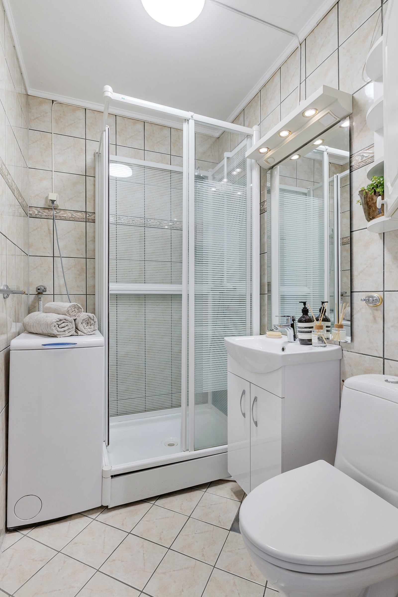 Badet har plass og opplegg til en smal vaskemaskin. Galleribilde