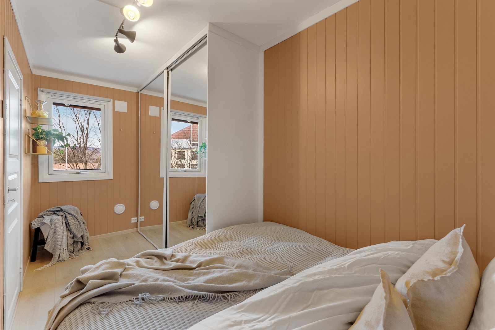 God lagringsplass i skyvedørsgarderobe. Galleribilde