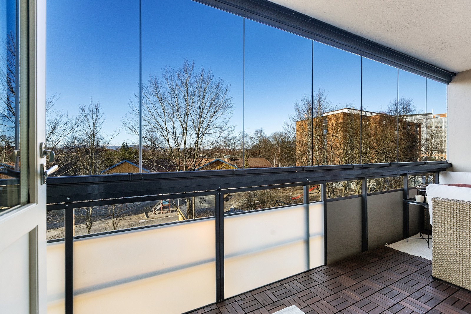 Balkongen ble innglasset i 2020 som gjør det lunt å sitte her utover høsten. Galleribilde