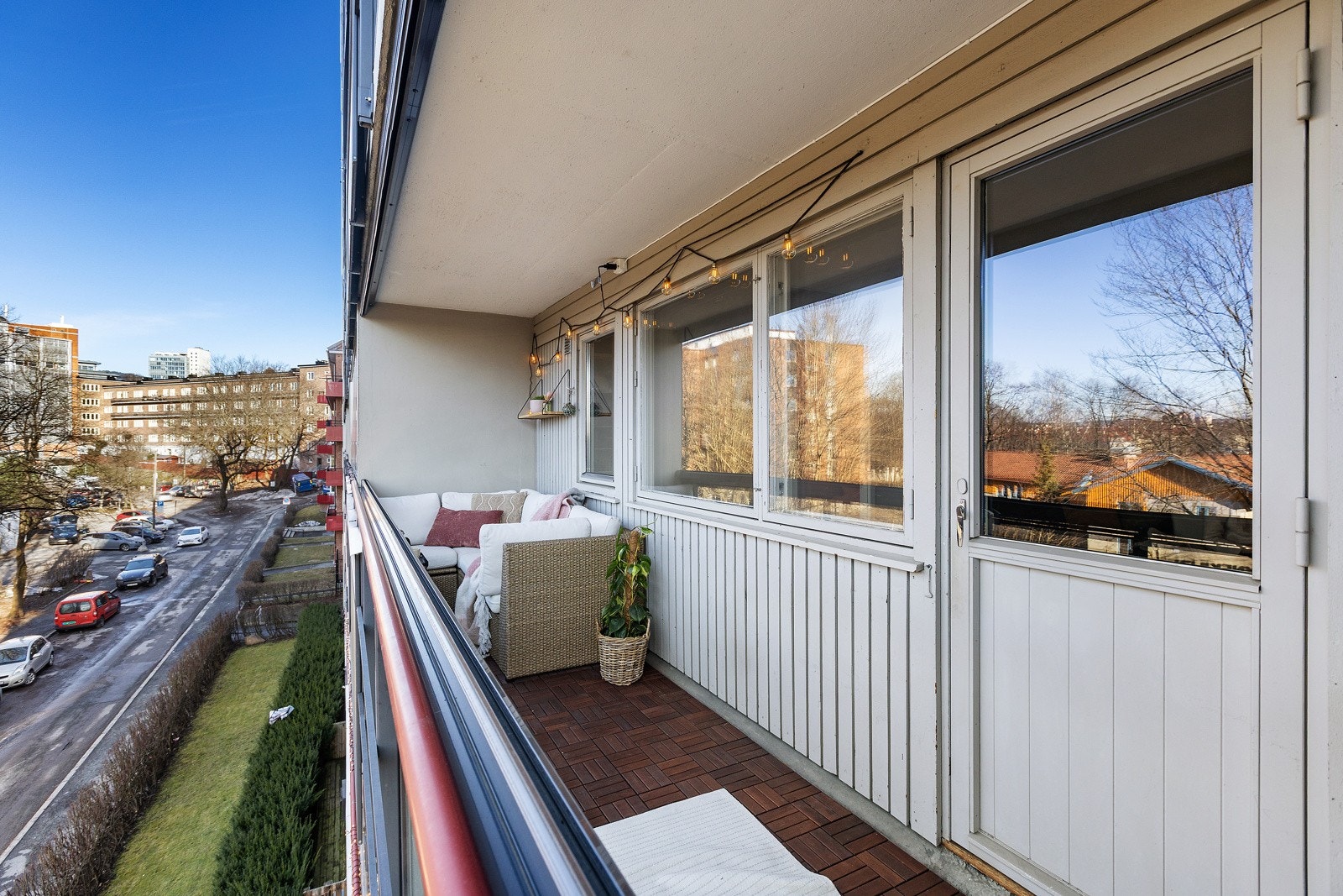 Fra stuen er det utgang til en herlig balkong på hele 9 m² med svært gode solforhold på ettermiddag og kveld i sommerhalvåret Galleribilde