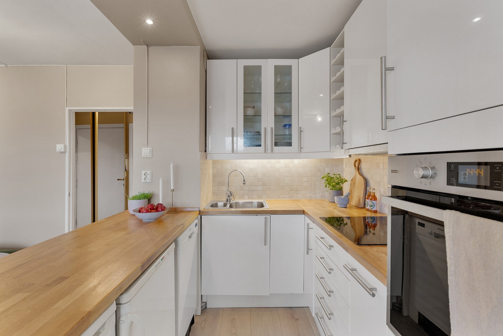 Kjøkkenet har godt med benkeplass og oppbevaringsplass i over- og underskap. Galleribilde