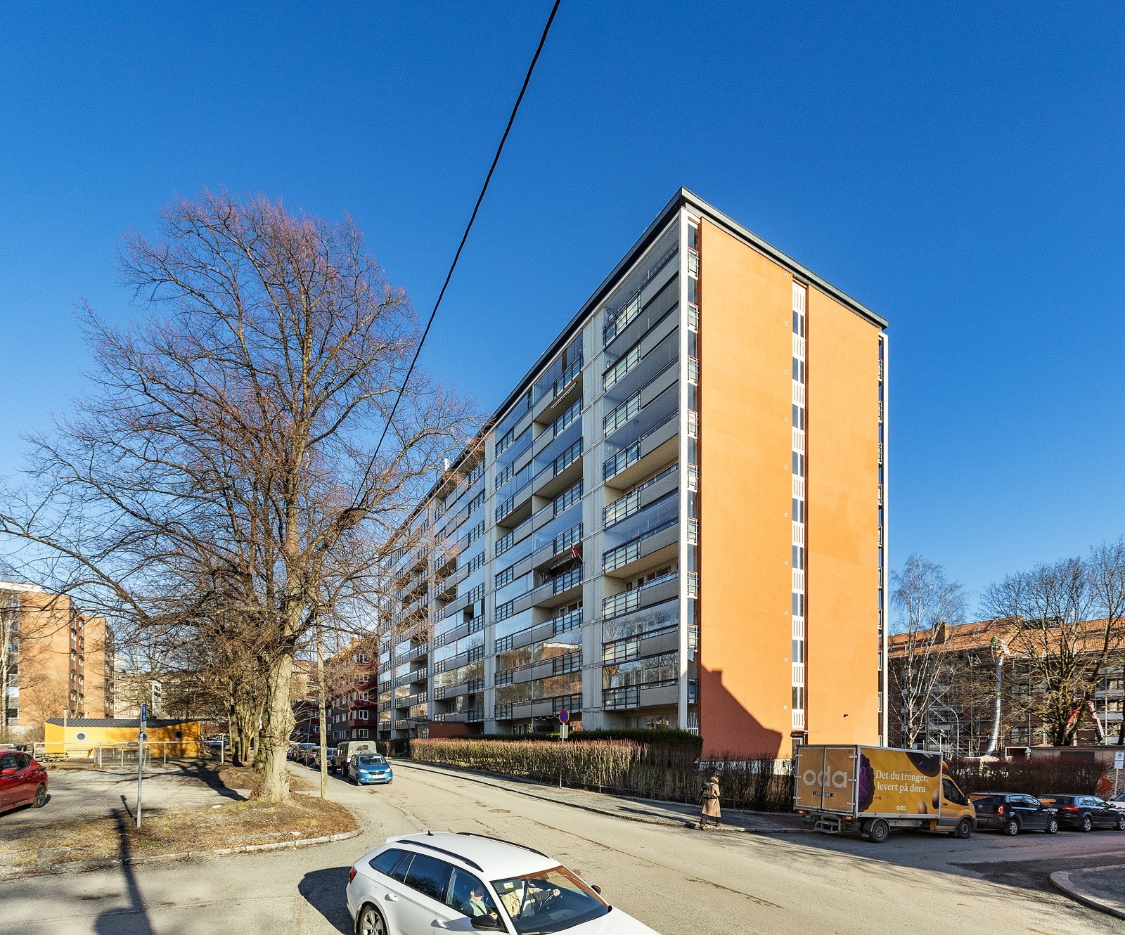 Leiligheten er meget attraktivt og sentralt plassert på Rosenhoff, men er likevel tilbaketrukket i gate med lite gjennomgangstrafikk. Galleribilde