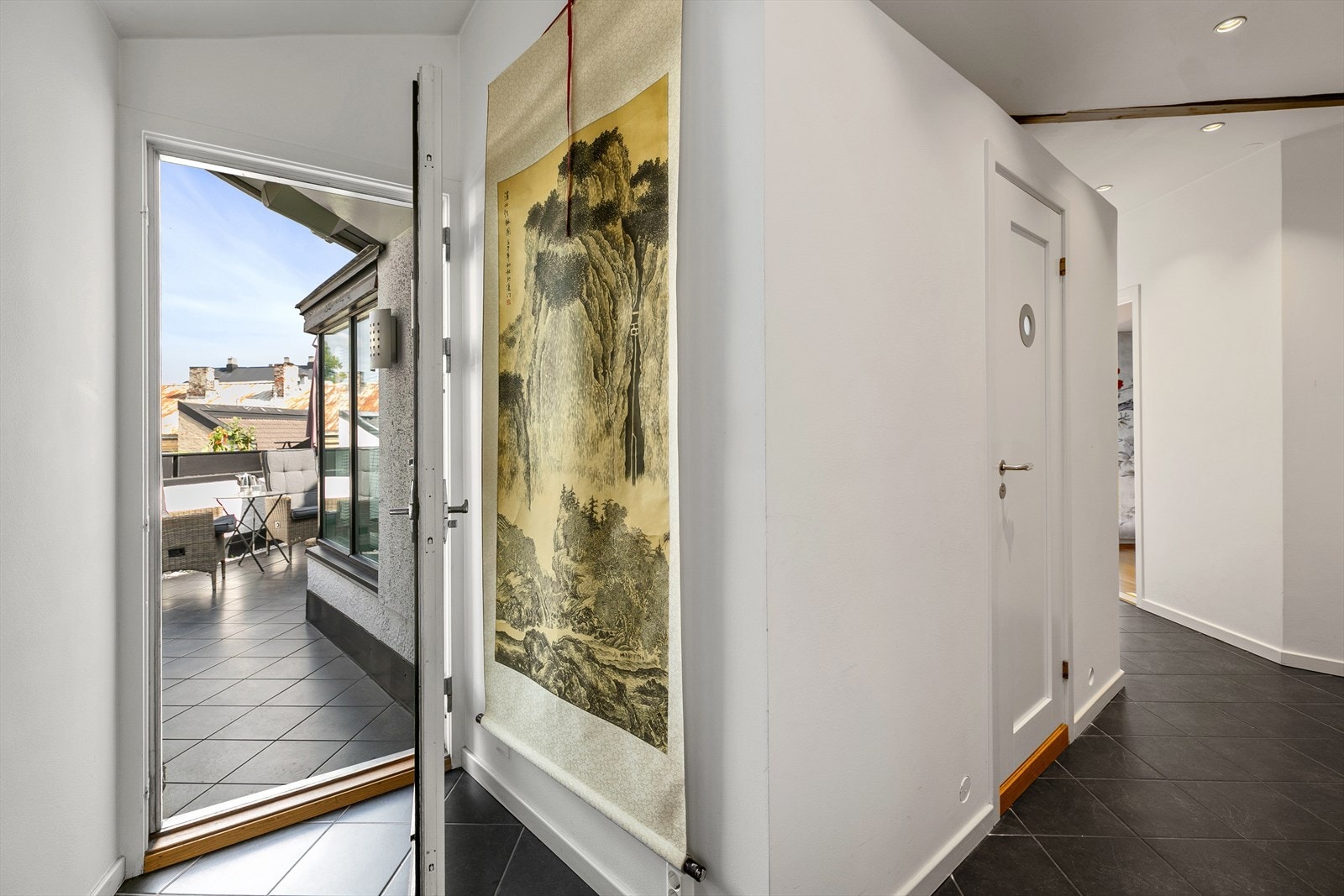 Det er utgang til terrassen fra hallen Galleribilde