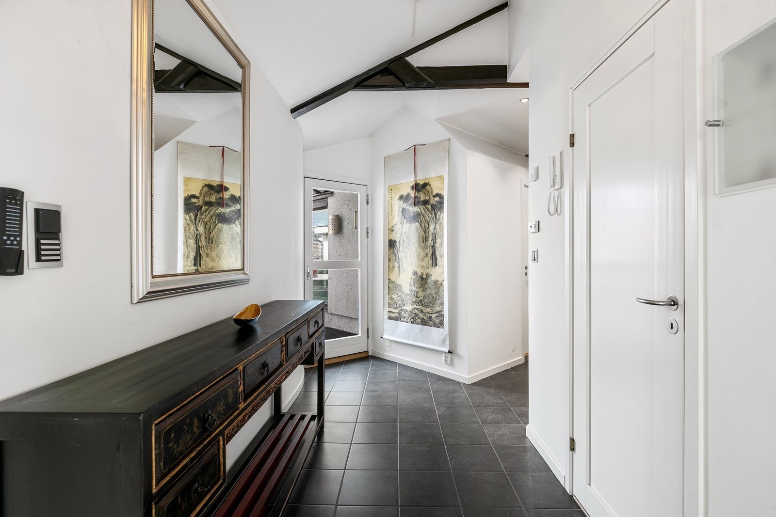 Hallen binder rommene i leiligheten sammen Galleribilde