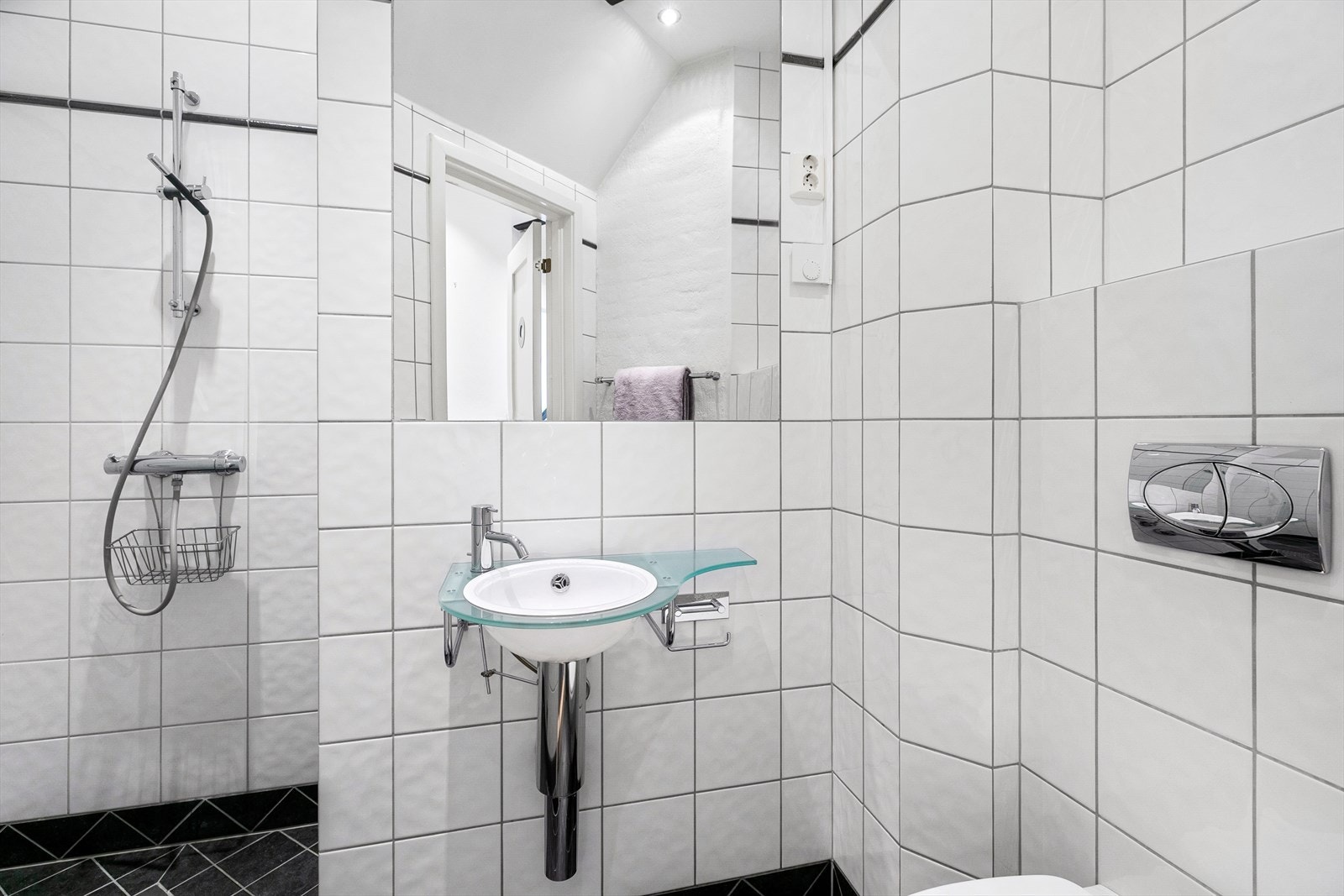 Meget praktisk med 2 bad. Dette inneholder servant, dusj og veggmontert klosett Galleribilde