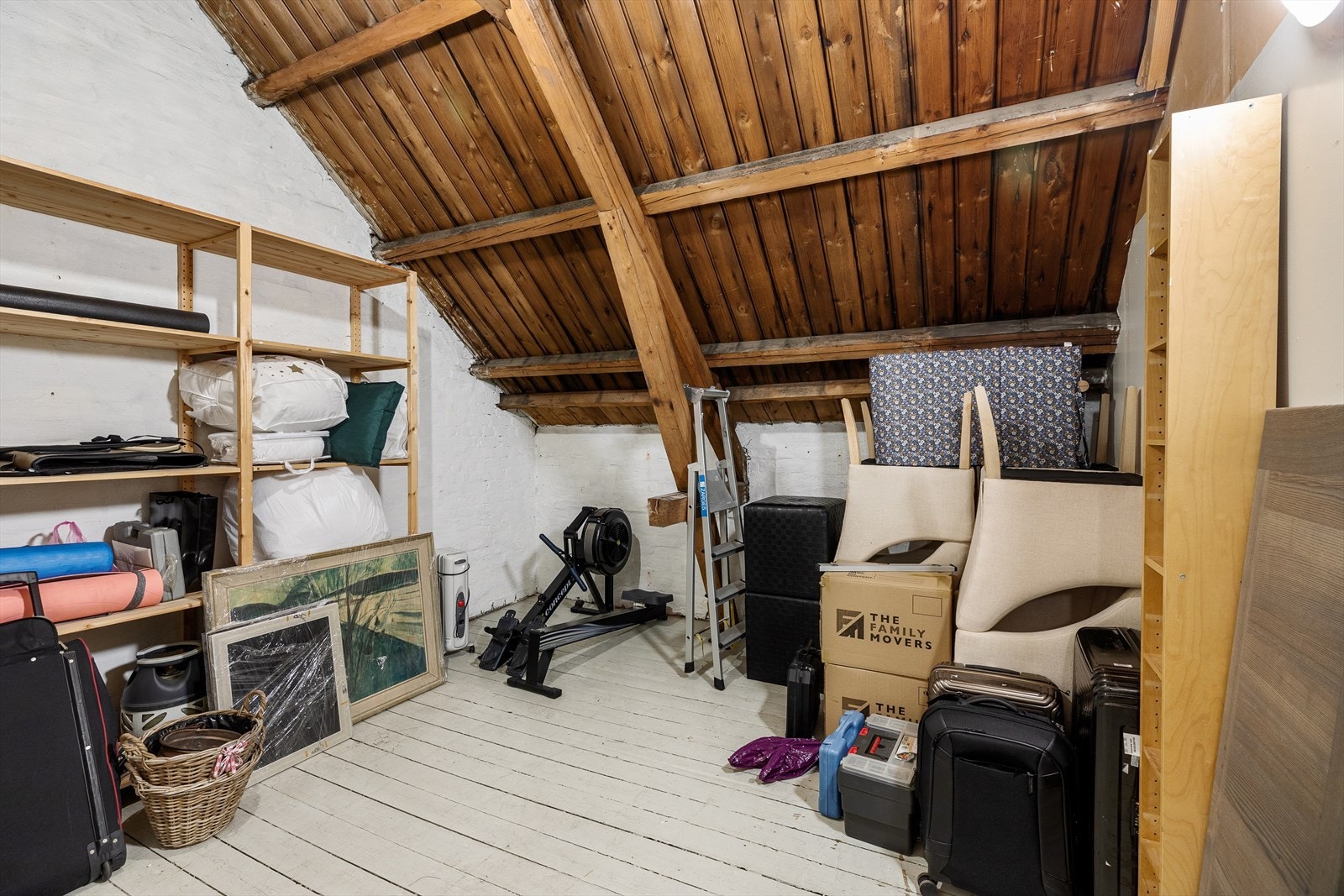 Eier har kjøpt tilstøtende loftsareal - slik at man kan søke om innlemming av dette arelaet i leiligheten. Se tegning. Galleribilde