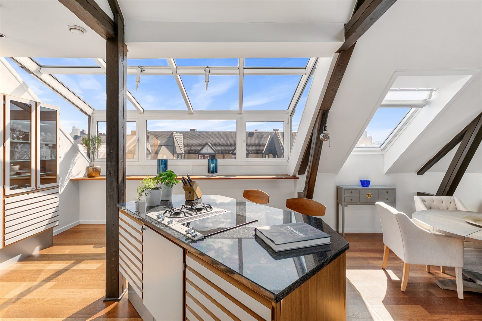 Det er montert store vinduer både i stuen og på kjøkkenet Galleribilde