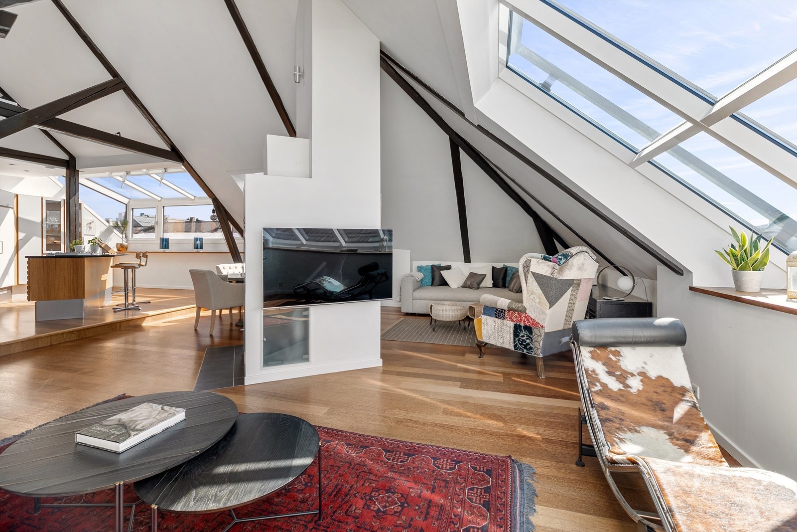 Leiligheten har store vindusflater som gir flott lys Galleribilde