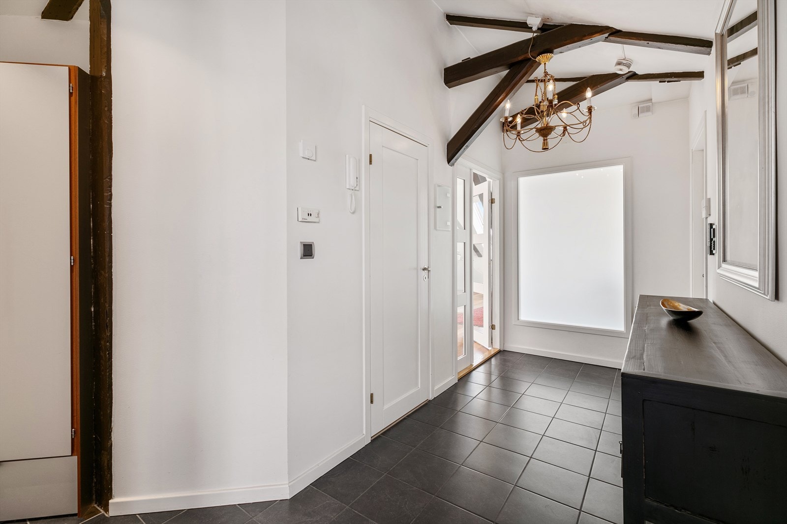 Fin hall med vannbåren varme i gulv. Galleribilde