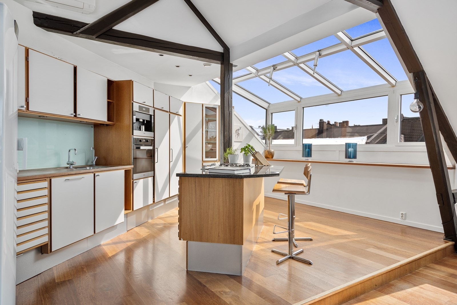 Velholdt innredning med god skap- og benkeplass Galleribilde