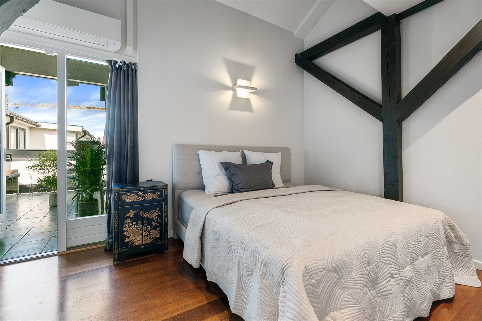 Hovedsoverom med egen utgang til terrassen Galleribilde