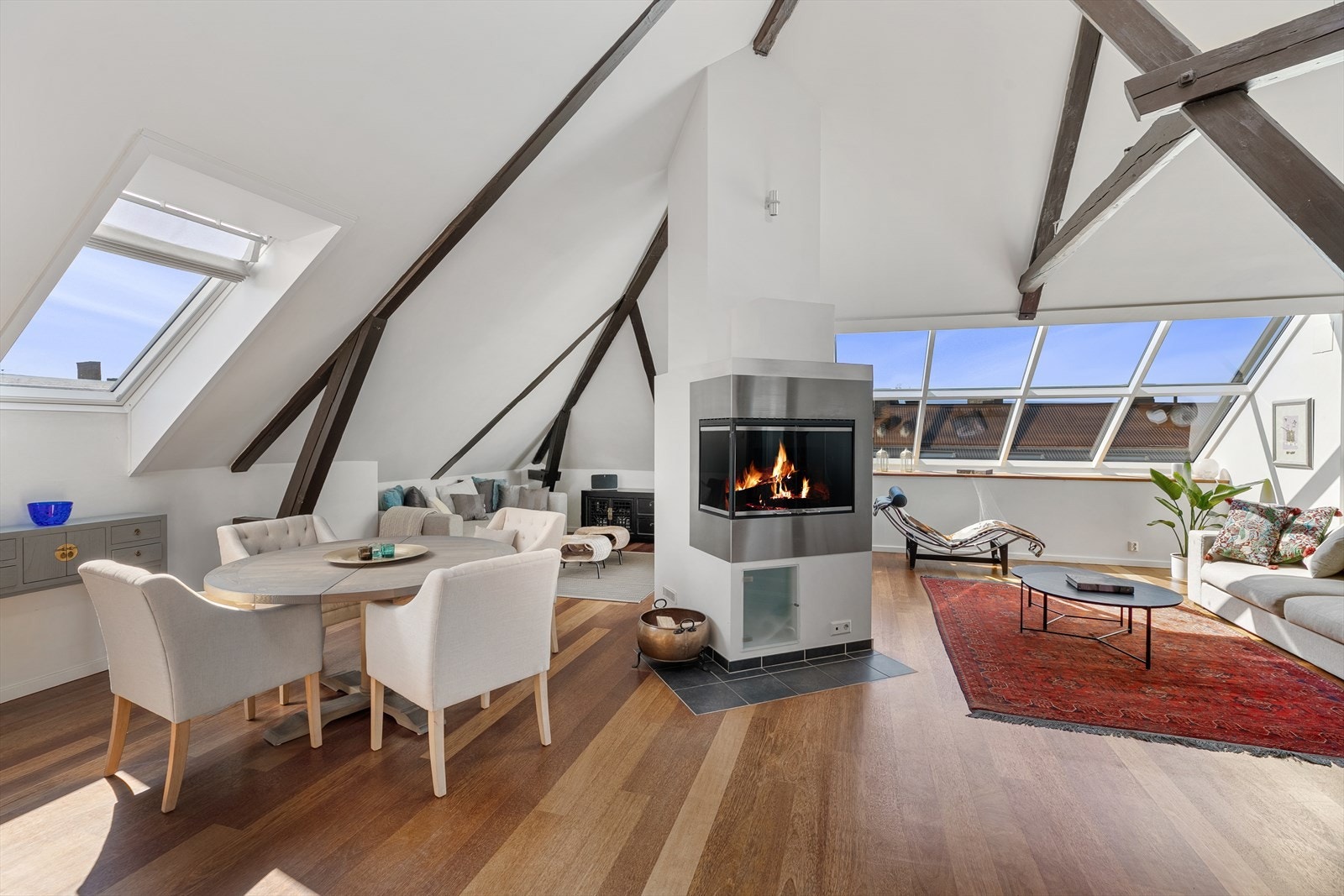 Stor stue med flotte lys forhold og god plass til både spisebord og sofagruppe Galleribilde