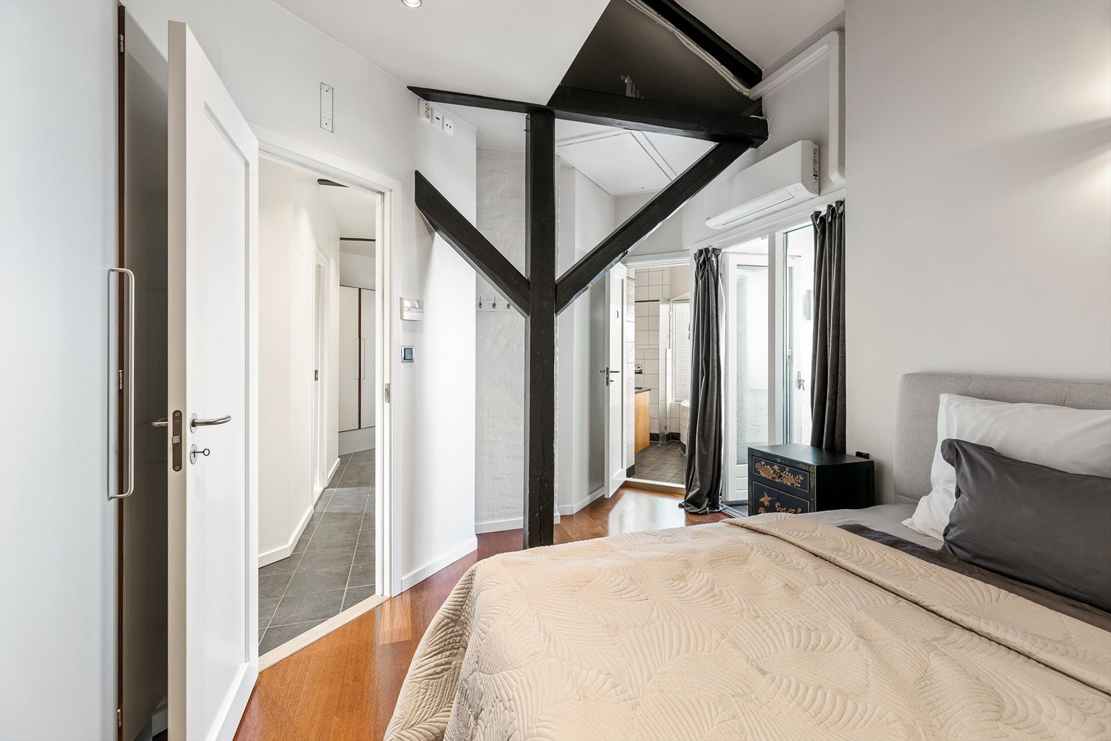 Det er direkte adkomst til bad fra hovedsoverommet Galleribilde