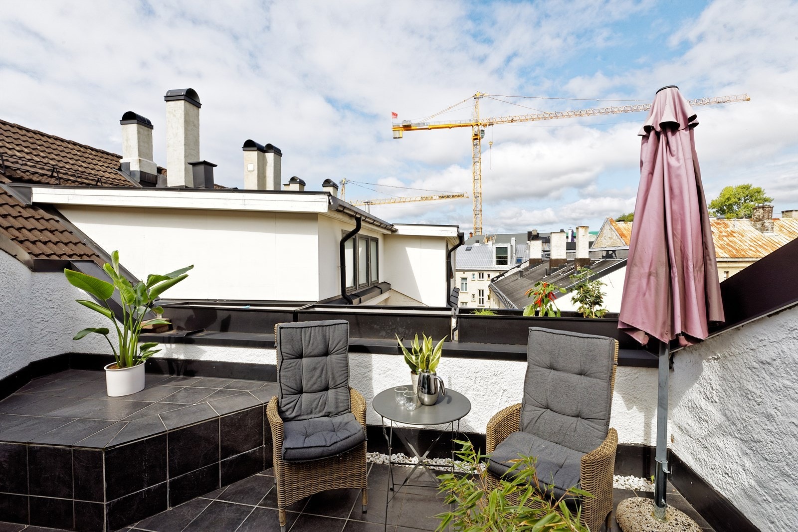 Terrassen er vendt ut mot baksiden av gården Galleribilde