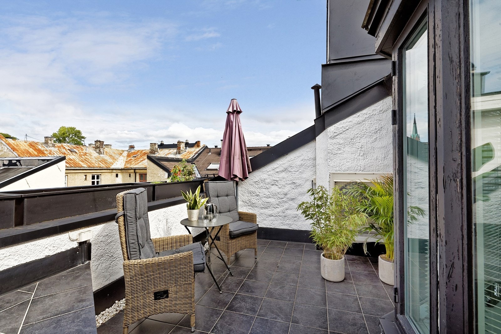 Stor og flott vestvendt terrasse med ettermiddags- og kveldssol Galleribilde