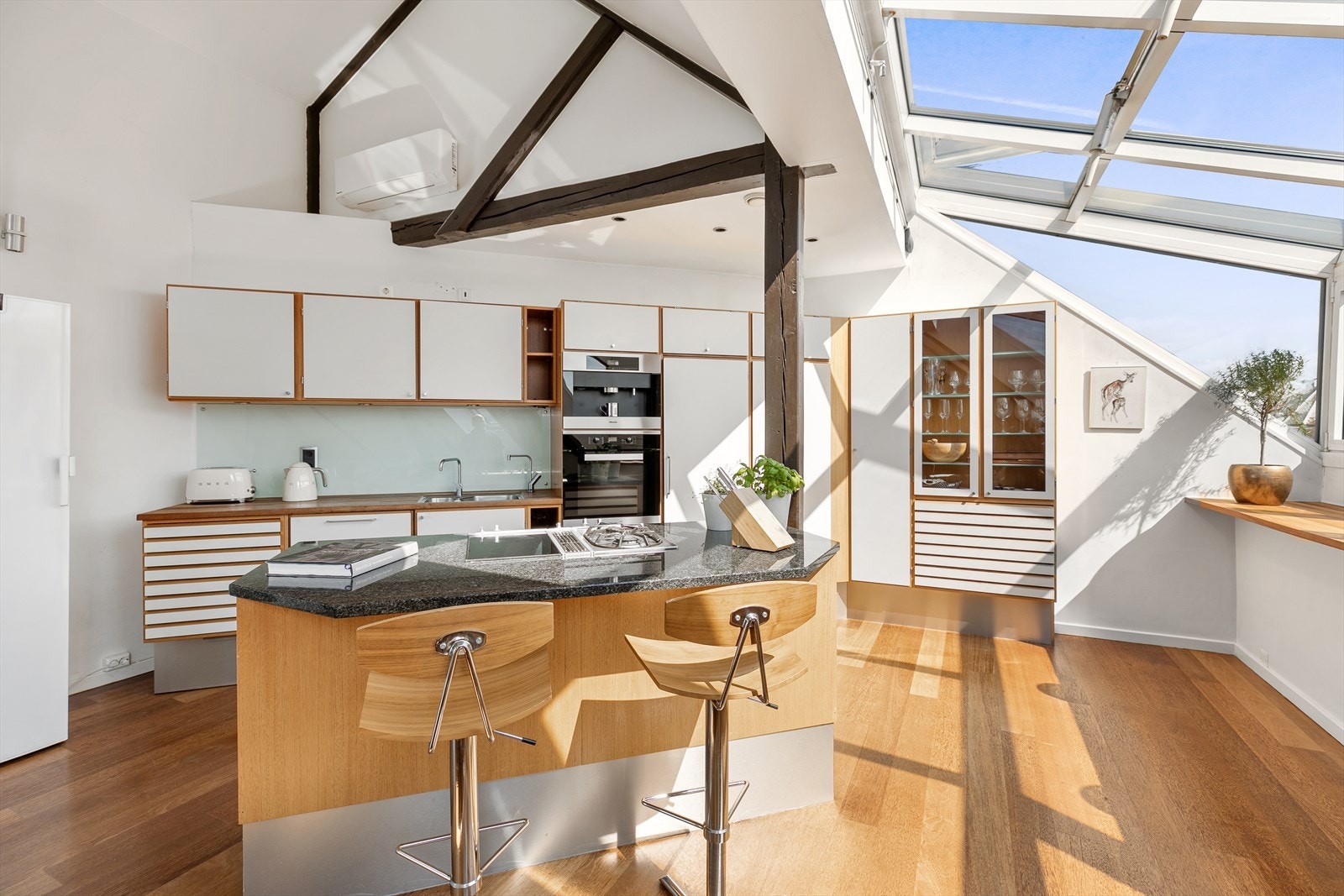 Stenbenkeplate på kjøkkenøy Galleribilde