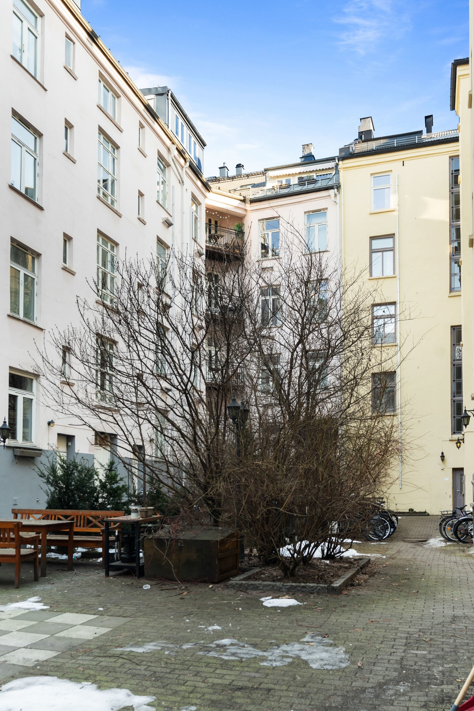 Hyggelig bakgård med sittegrupper og felles sykkelparkering til beboerne. Galleribilde
