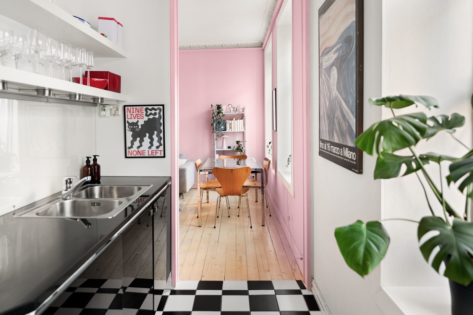 En lys sone i delvis åpen løsning med stuen, men samtidig tilbaketrukket. Galleribilde