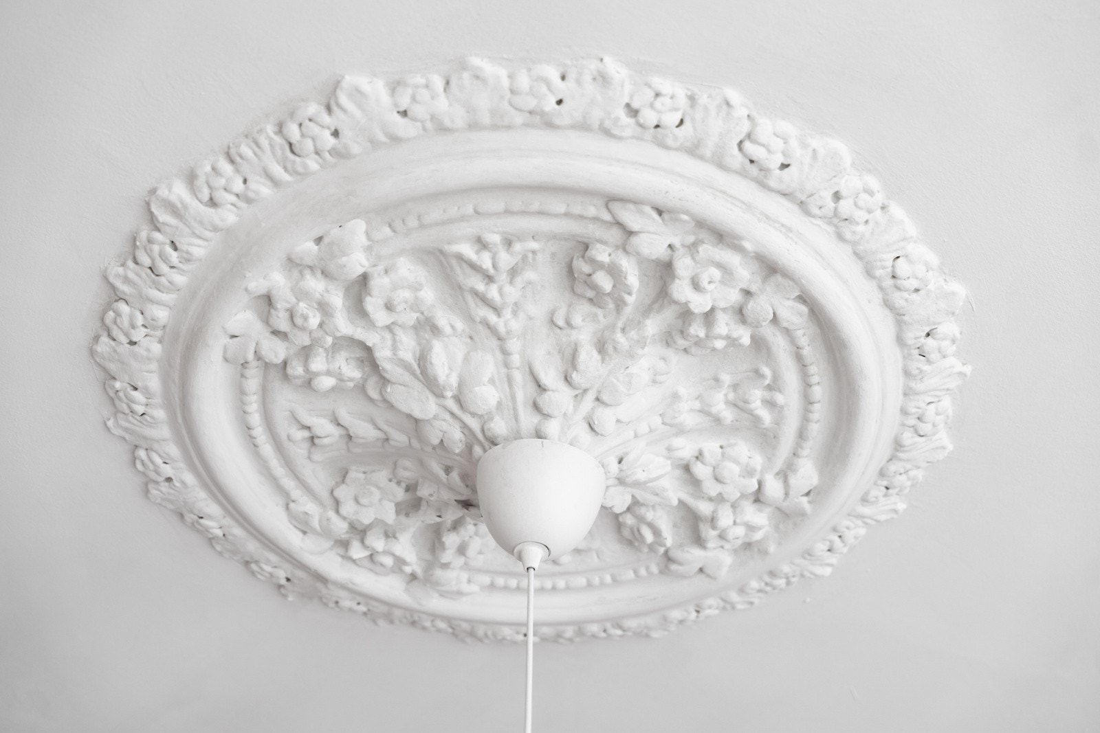 Vakre detaljer som rosett og stukkatur. Galleribilde