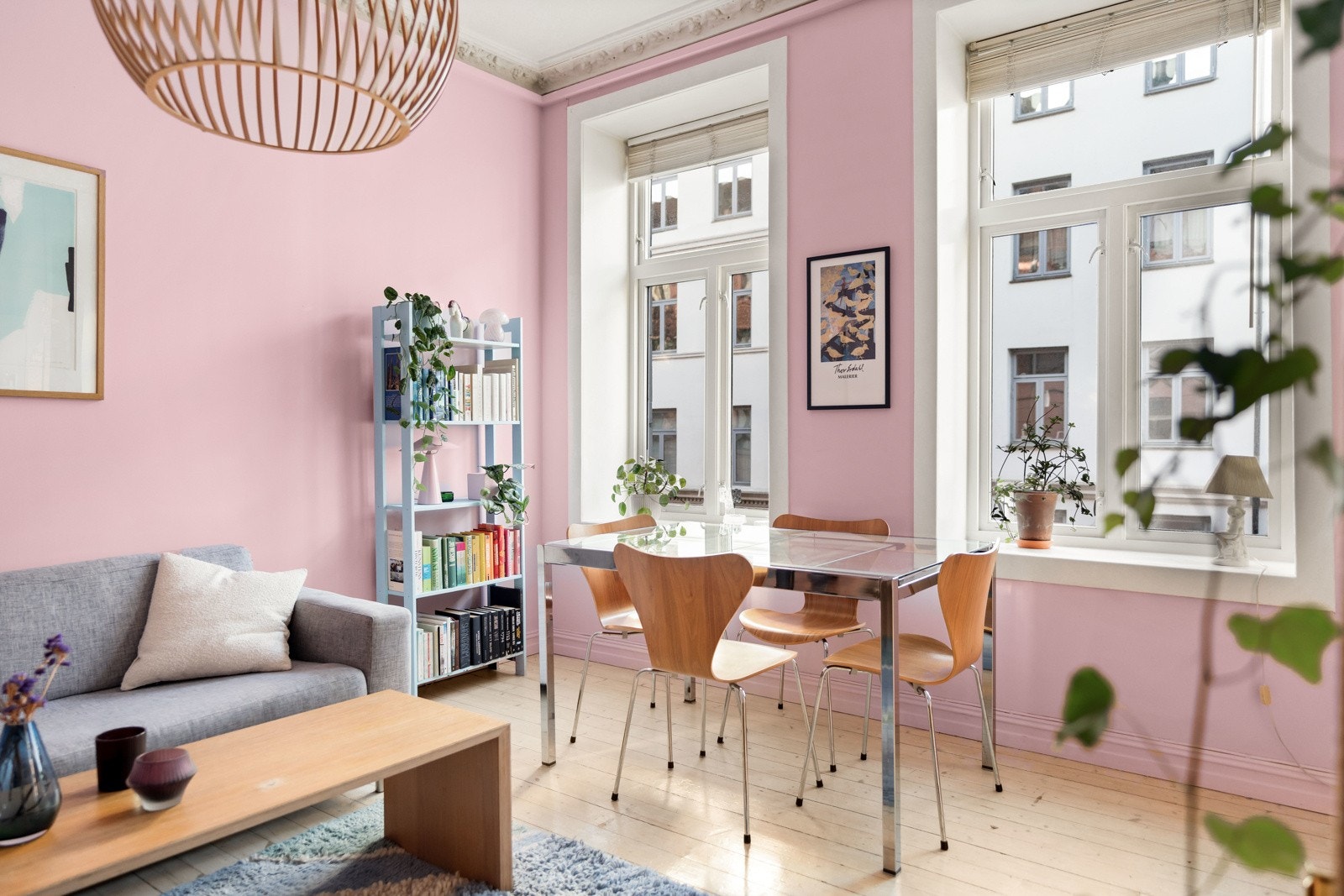Store vindusflater som sørger for rikelig med naturlig lysinnslipp, samt brede vinduskarmer. Galleribilde