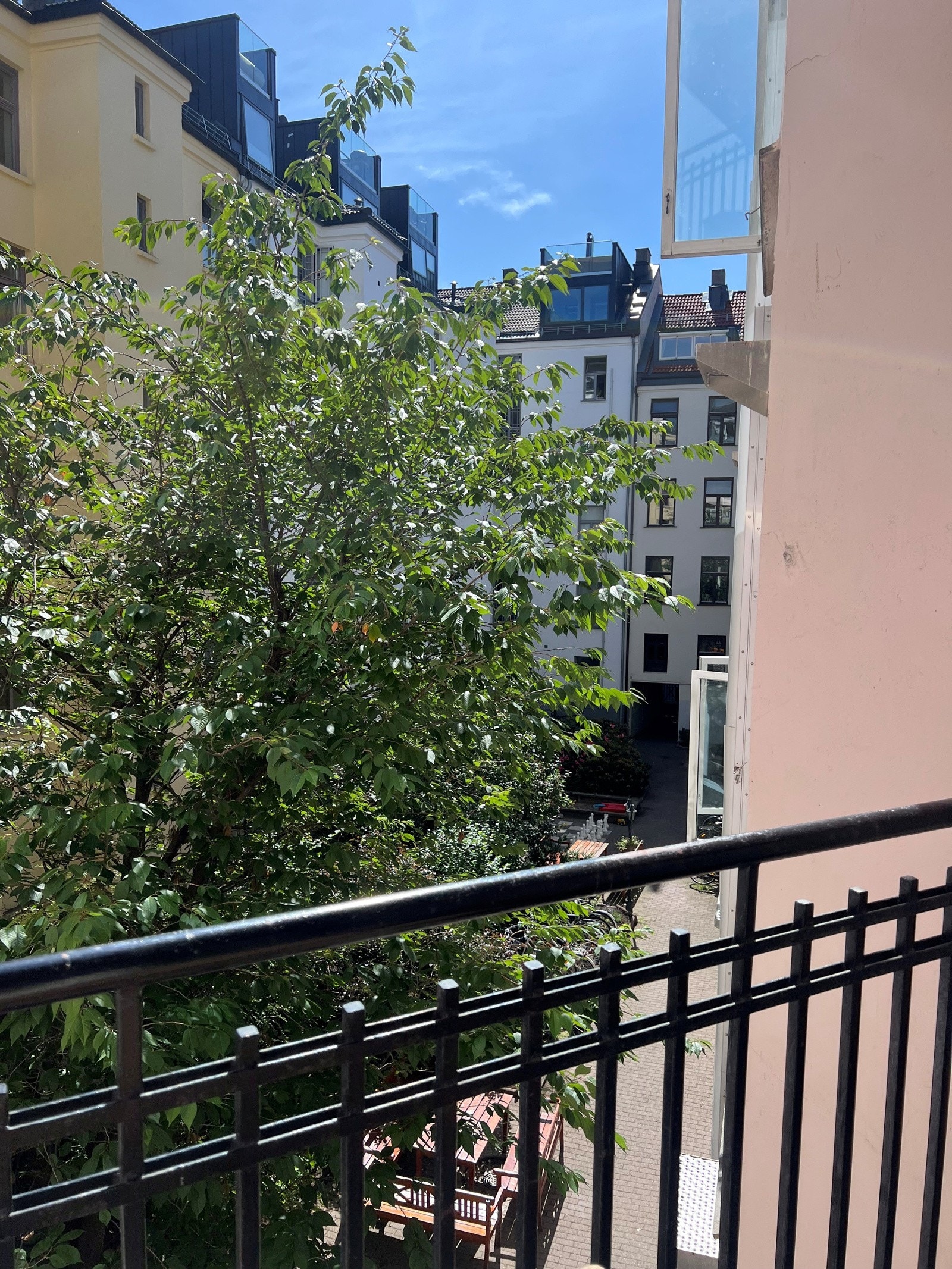 Trivelig og lun felles balkong mot bakgård, med tilgang fra nabooppgangen. Selgers private bilde. Galleribilde