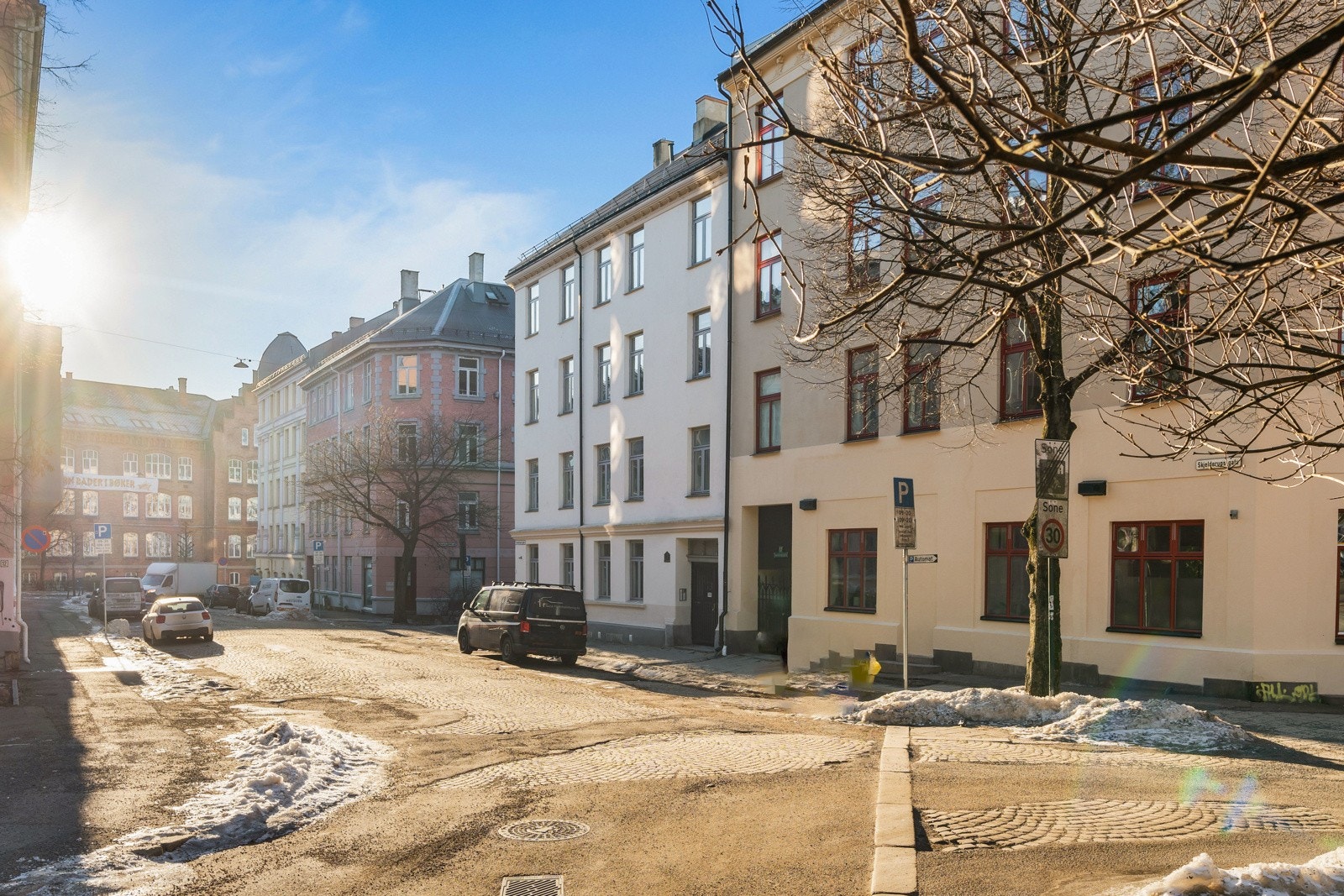 Skjelderups gate, en trafikkstille og enveiskjørt gate. Galleribilde