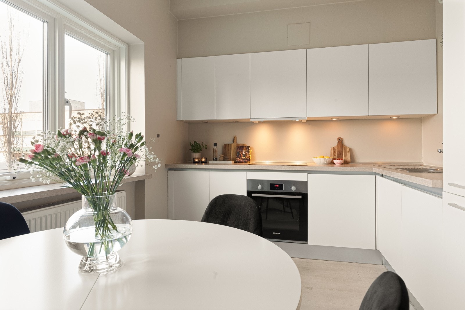 Velholdt kjøkkeninnredning med gode oppbevaringsmuligheter. Galleribilde