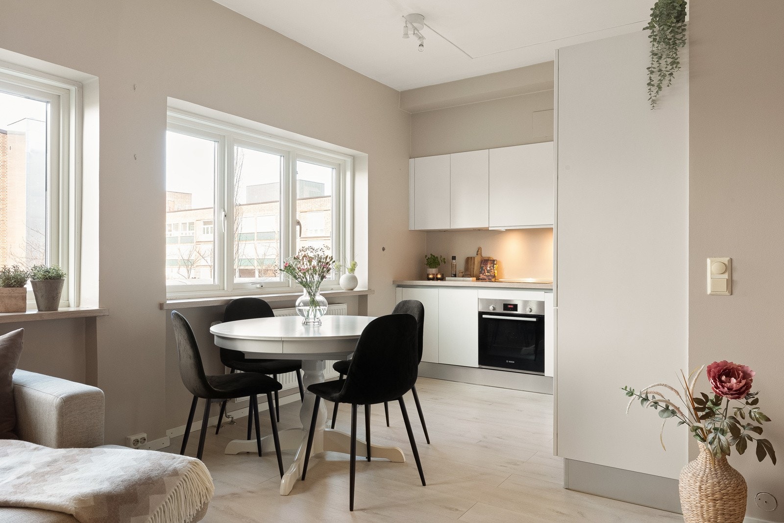 Stuen er vendt mot nordvest, slik at man får meget godt naturlig lysinnslipp i stuen. Galleribilde