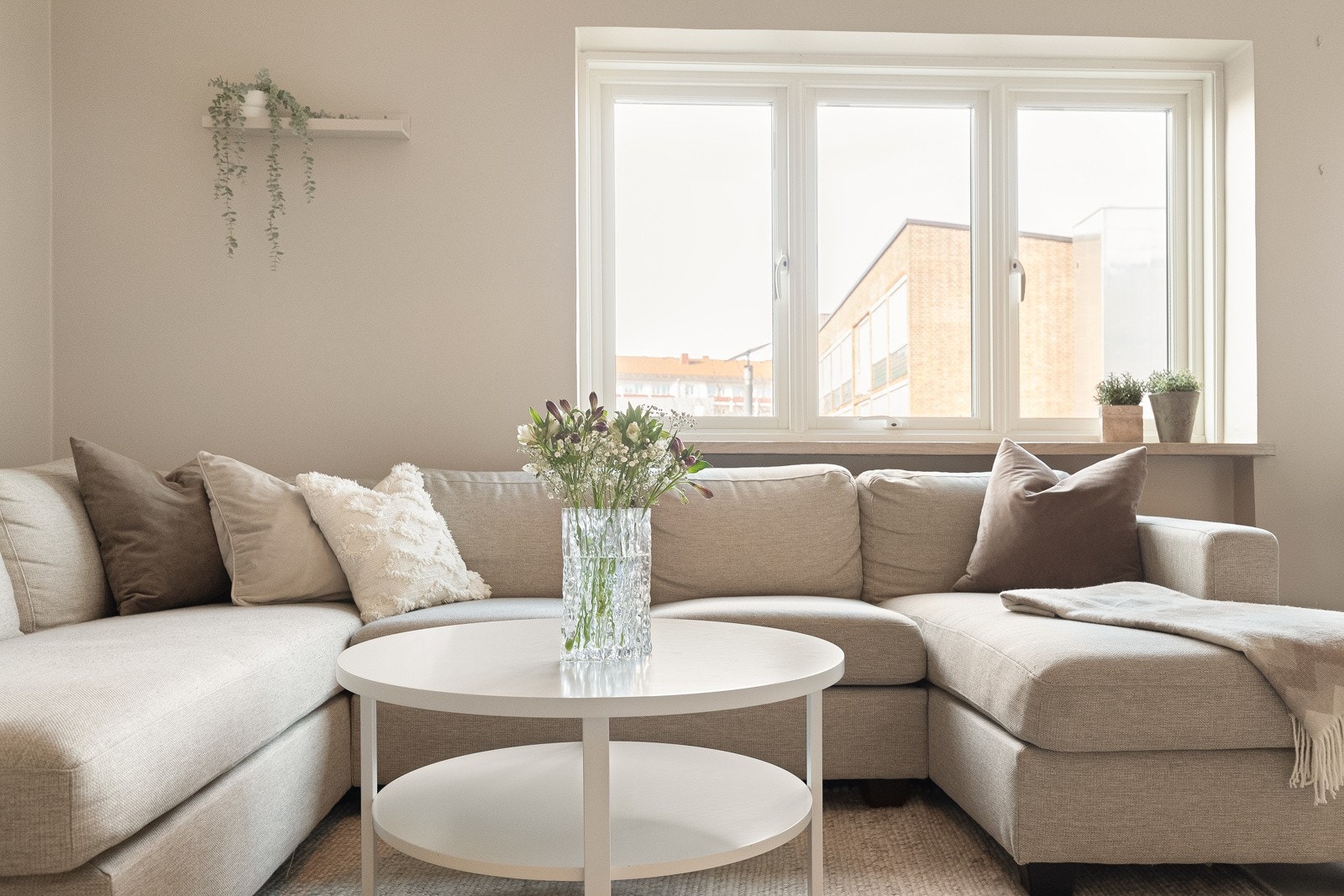 Plass til romslig sofaseksjon, hvor man kan samle venner eller familie til hverdag og fest! Galleribilde