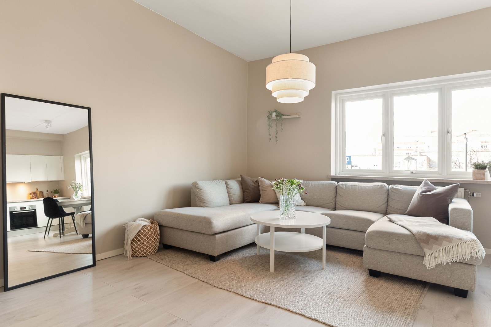 Luftig stue med god plass til sofaseksjon, mediemøblement og hyggelig spisestue. Galleribilde