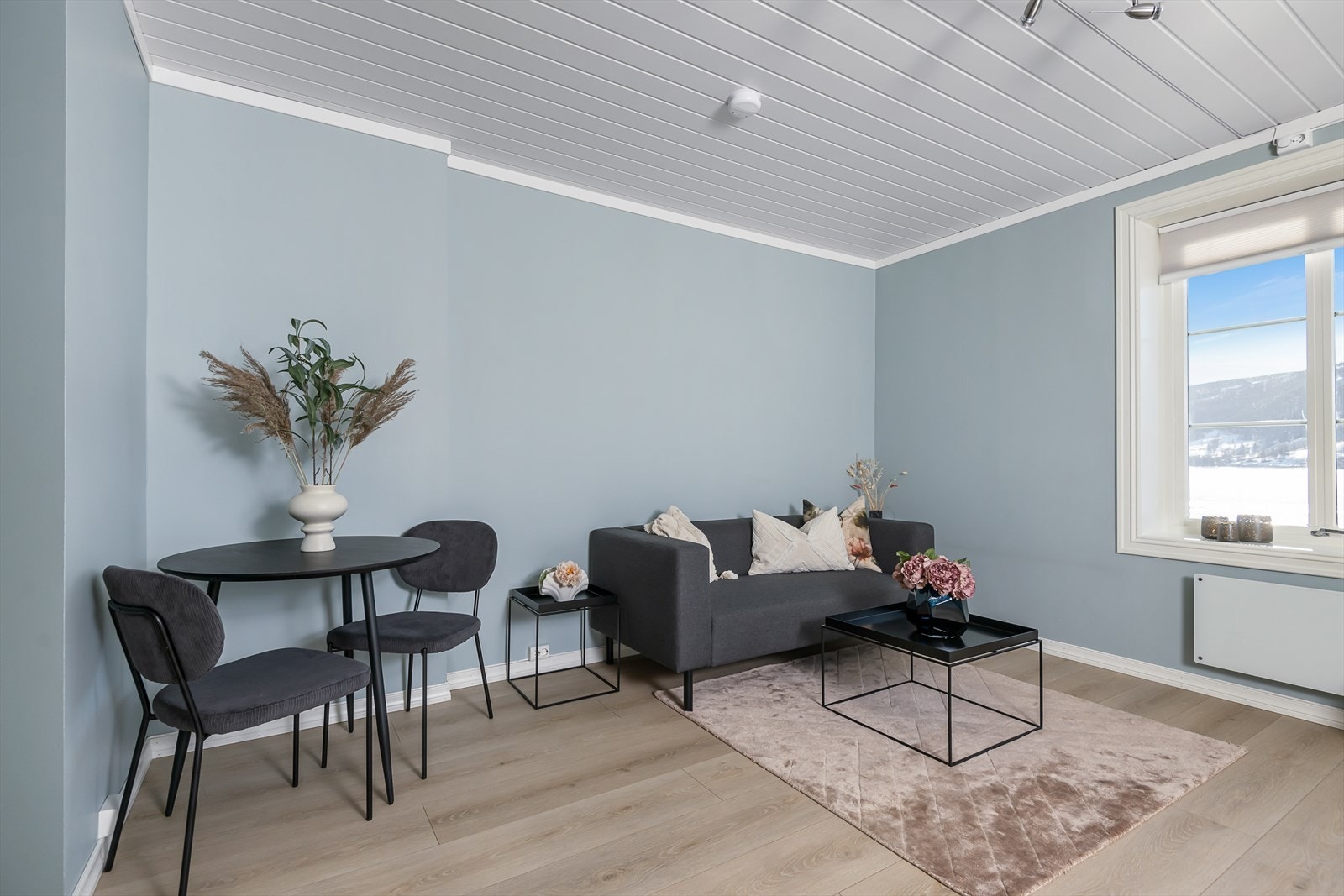 Leiligheten ble pusset opp i 2018 med laminatgulv og malte gipsvegger. Galleribilde