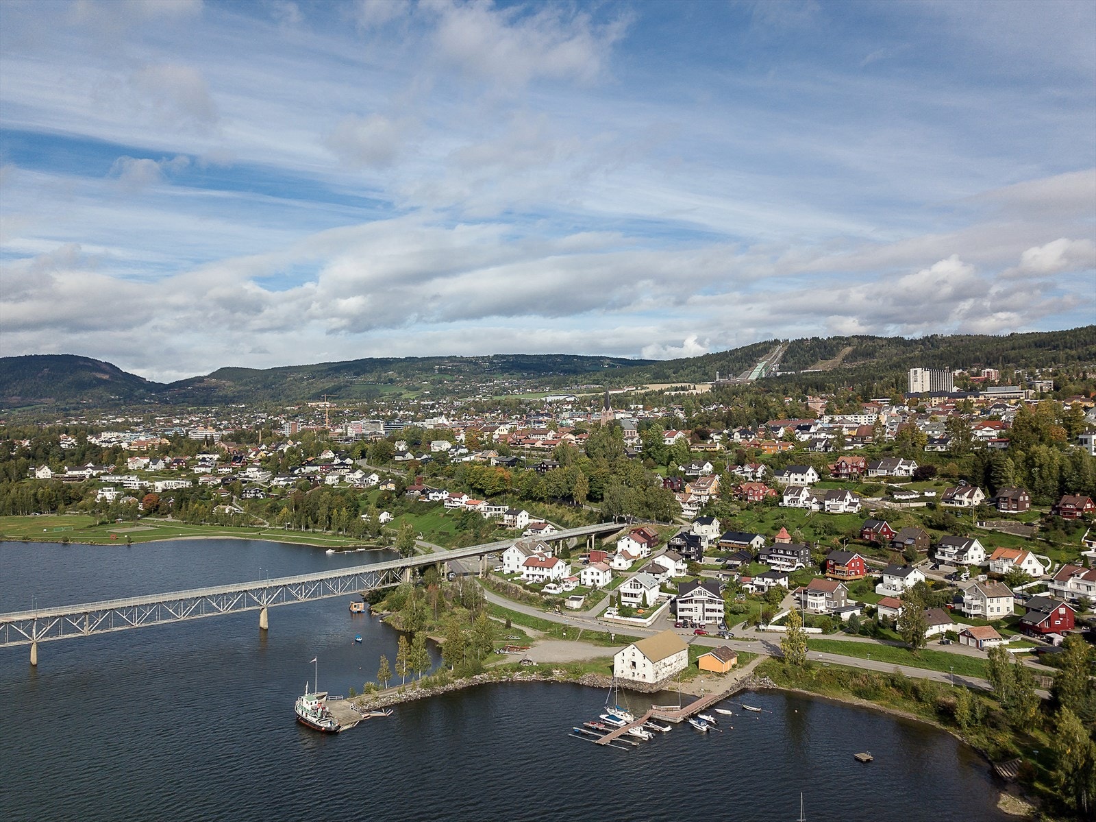 Eiendommen har en flott beliggenhet ved Mjøsa. Galleribilde