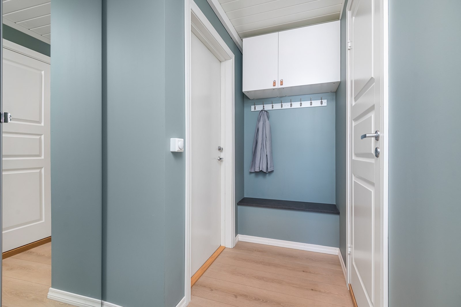 Entrè med knaggrekke, vegghengt skap og garderobeskap med speildører. Galleribilde