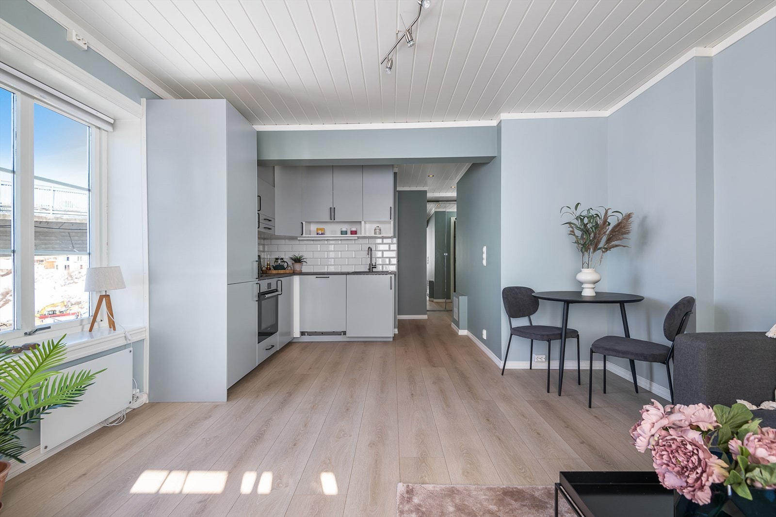 Åpen løsning mellom stue og kjøkken. Galleribilde