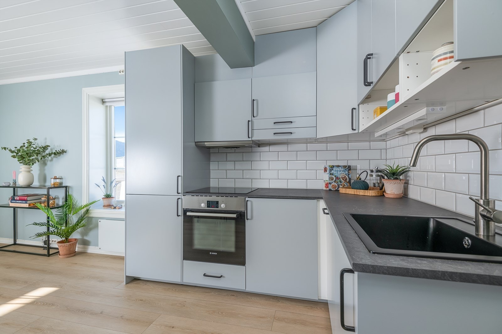 Kjøkken har integrerte hvitevarer Galleribilde