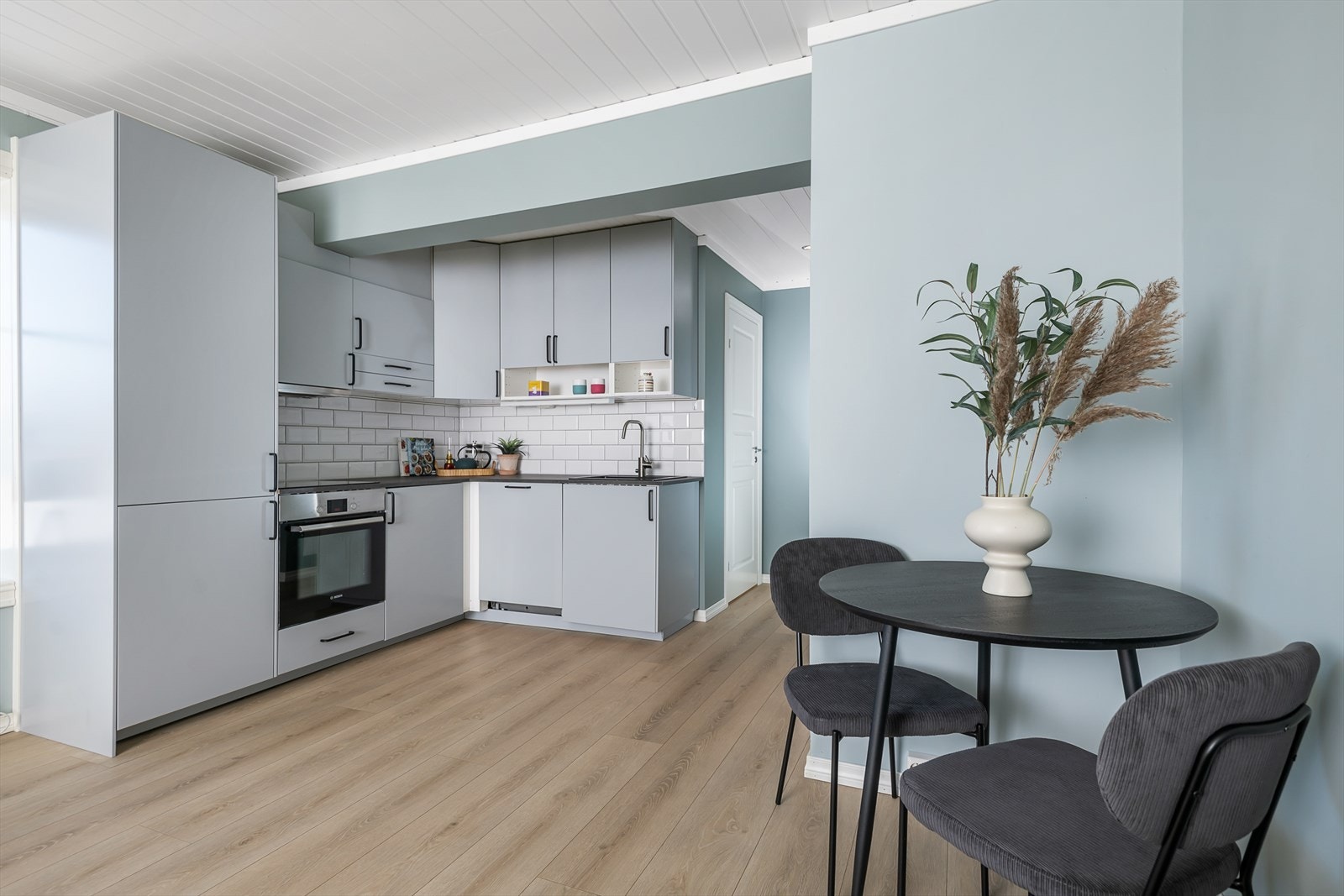 Fin plass til spisebord i stuen. Galleribilde