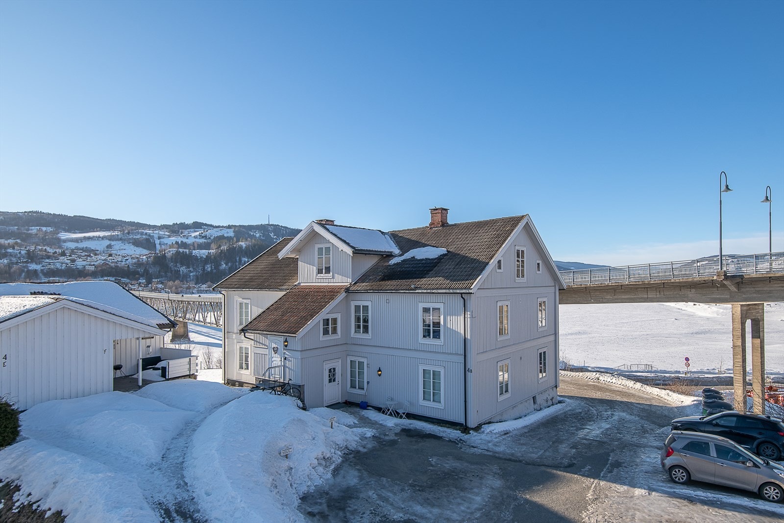 Leiligheten ligger i eldre boligbygg med 4 leiligheter i hver etasje. Galleribilde